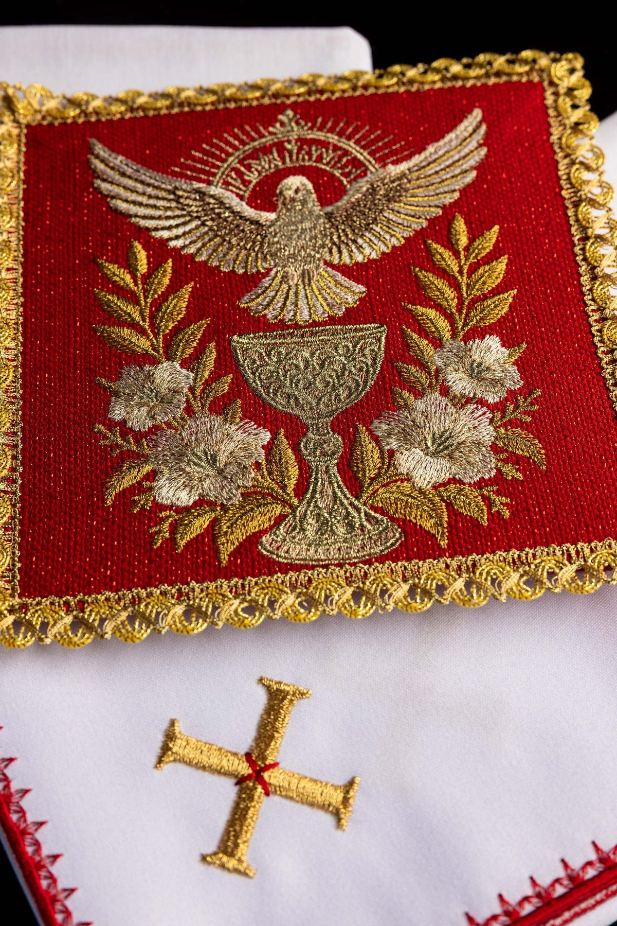 Vermelho jogo de alfaias litúrgicas com Espírito Santo e cálice, close-up do bordado
