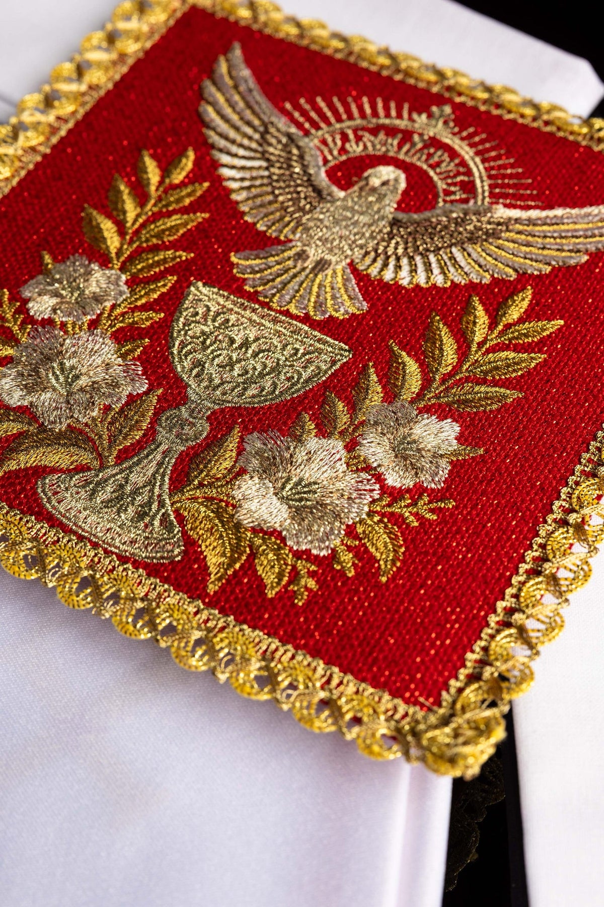 Vermelho jogo de alfaias litúrgicas com Espírito Santo e cálice, close-up frontal