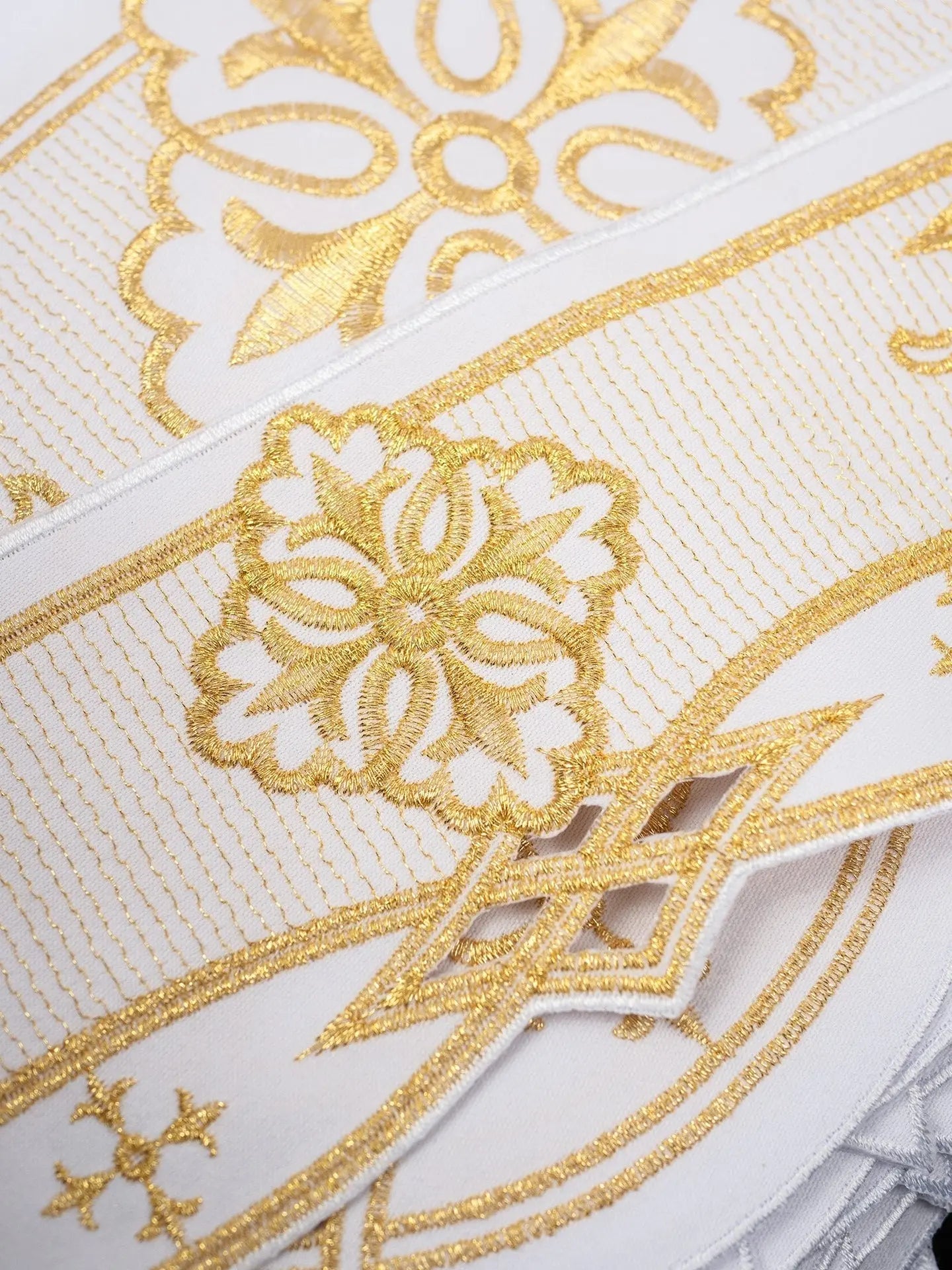 Metre with front embroidery Rosette White