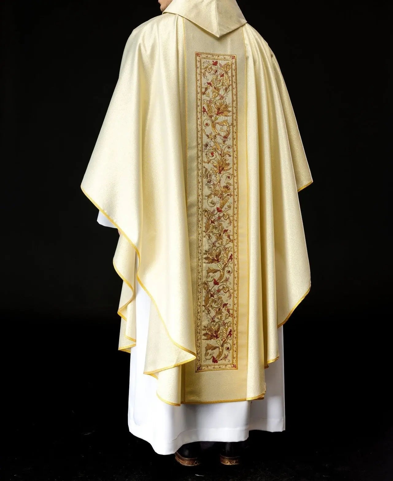 Chasuble richly decorated with IHS motif in gold color
