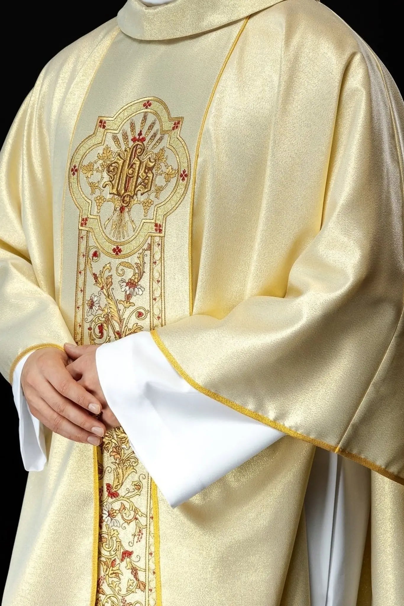 Chasuble richly decorated with IHS motif in gold color