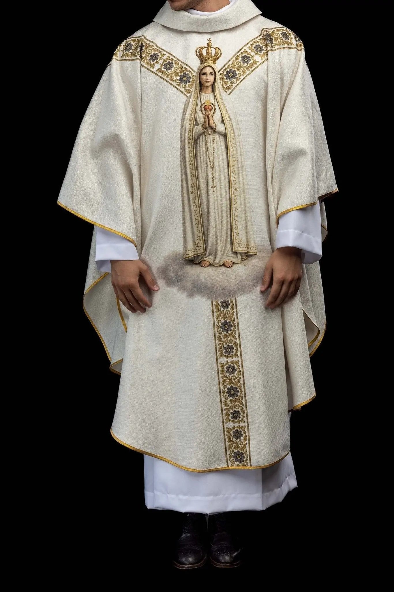Ecru printed chasuble with an image of Our Lady of Fatima