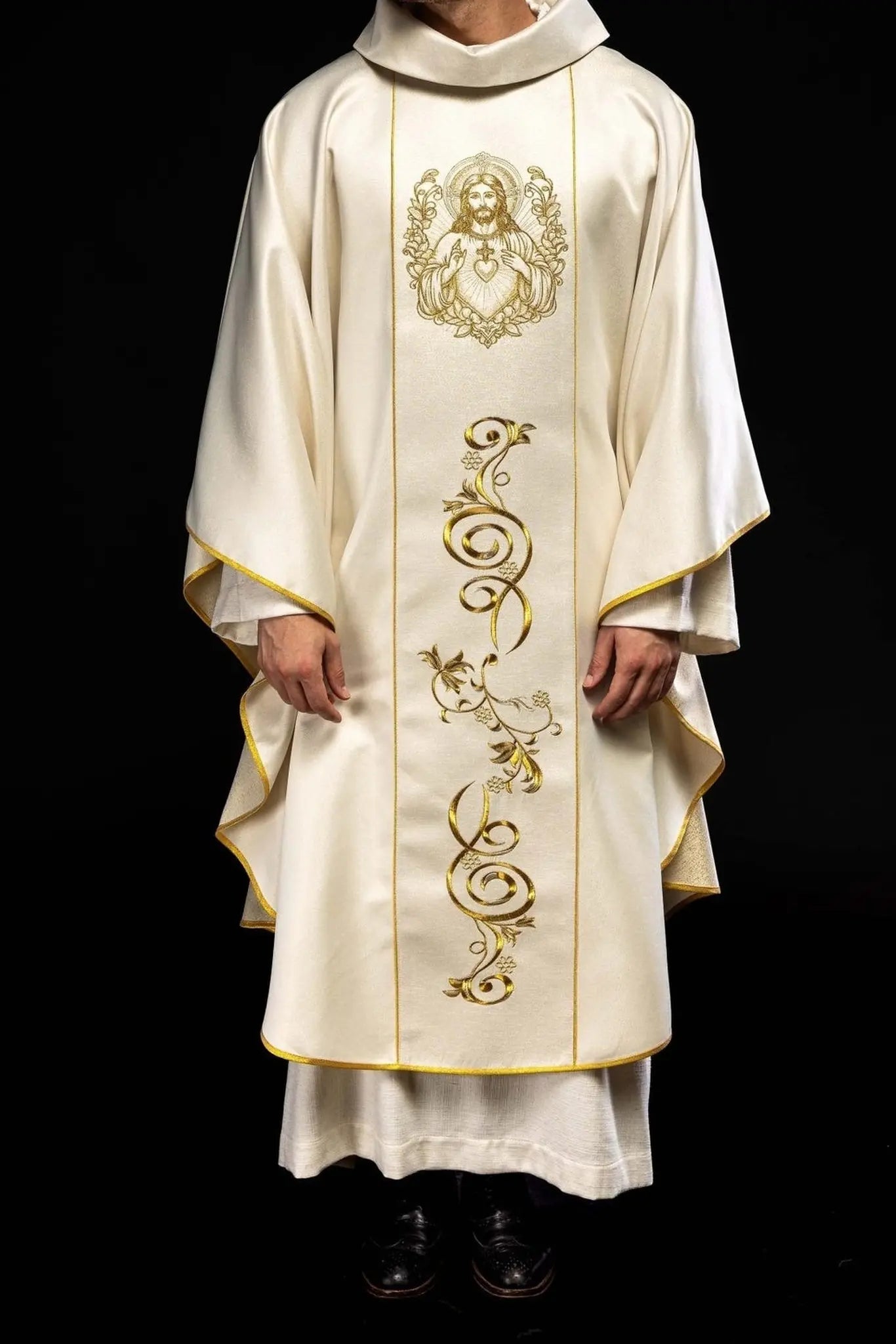 Ecru Chasuble with the Image of the Sacred Heart of Jesus