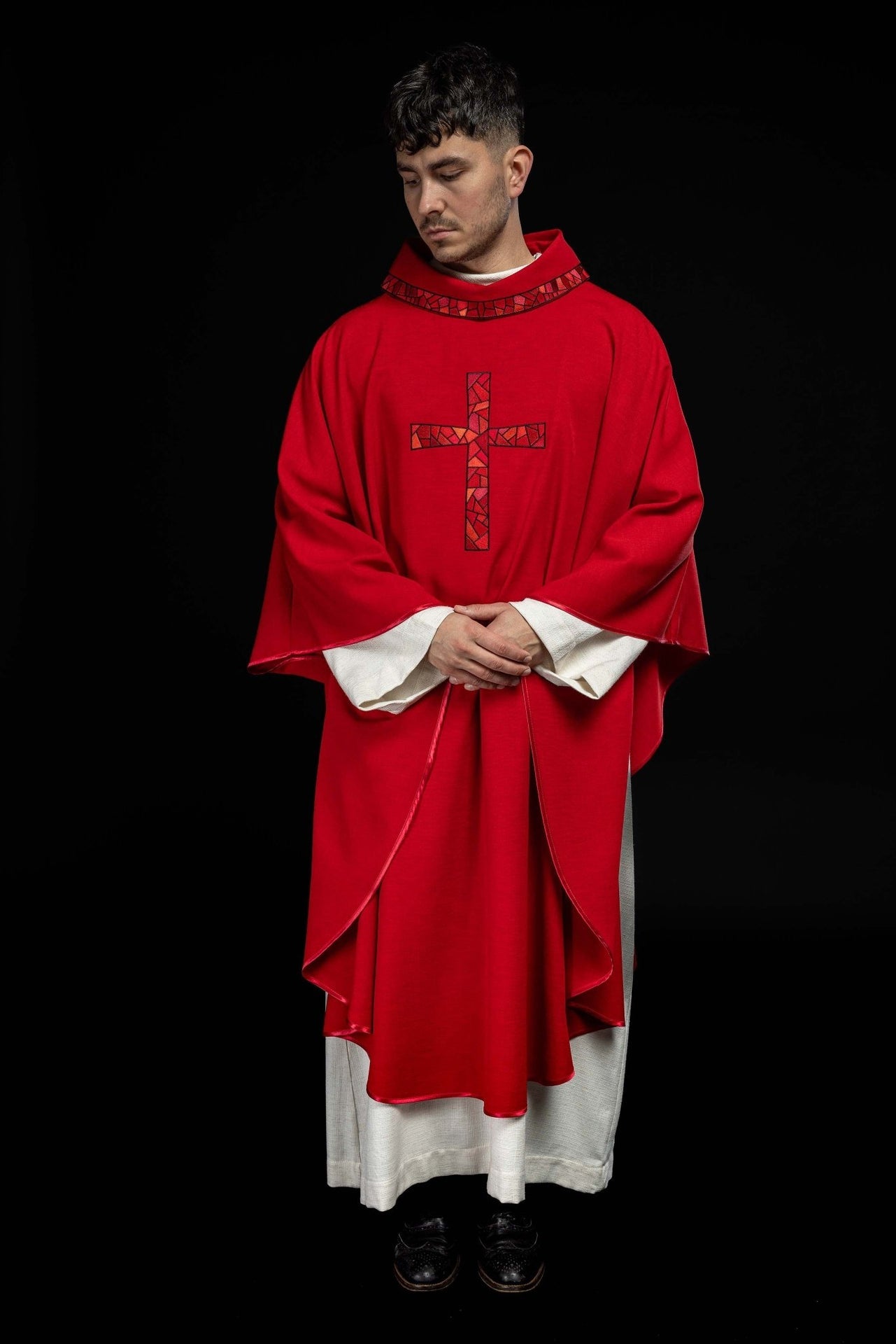 Ornat haftowany Czerwony z Krzyżem Mozaika