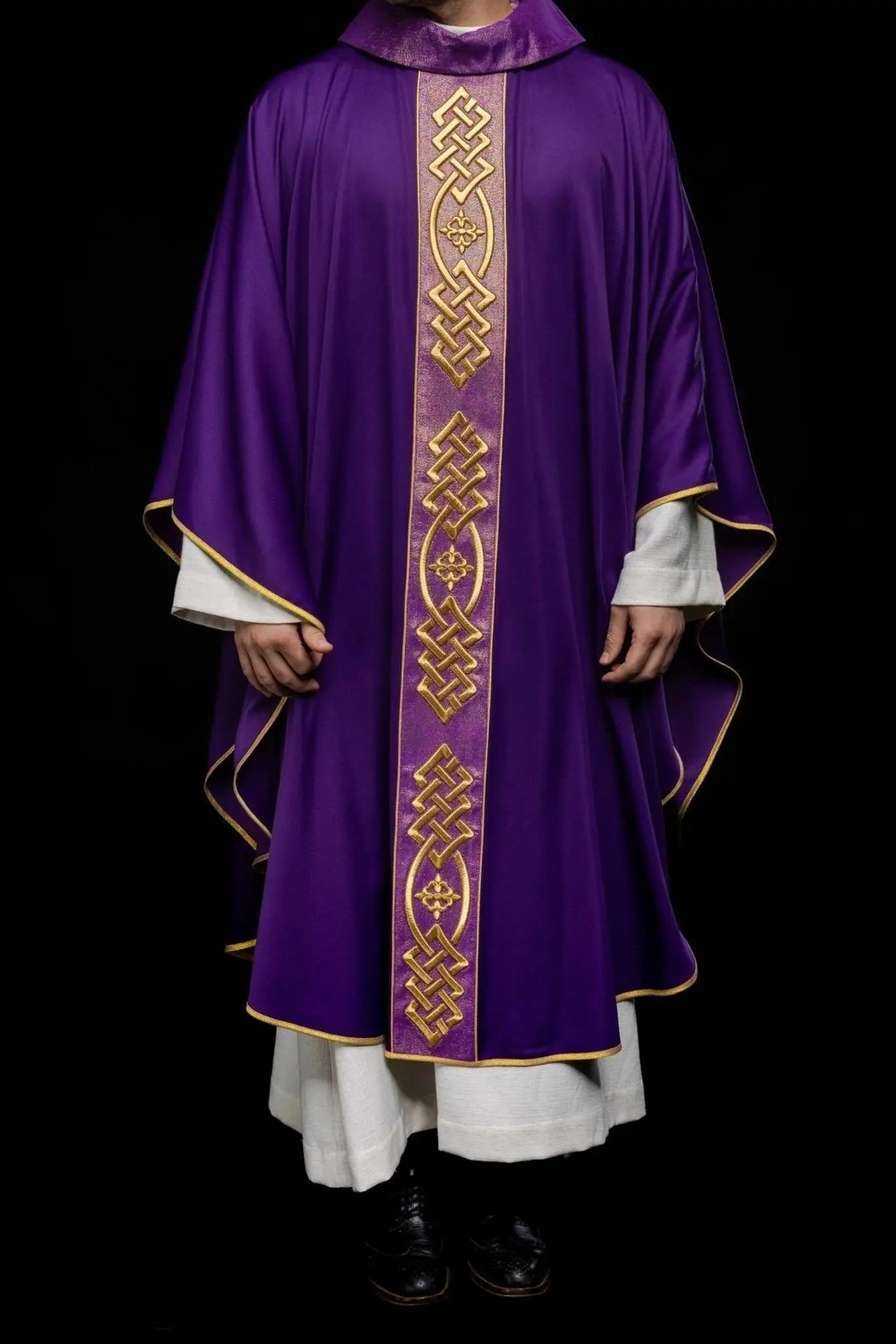 Embroidered chasuble in purple with decorative band