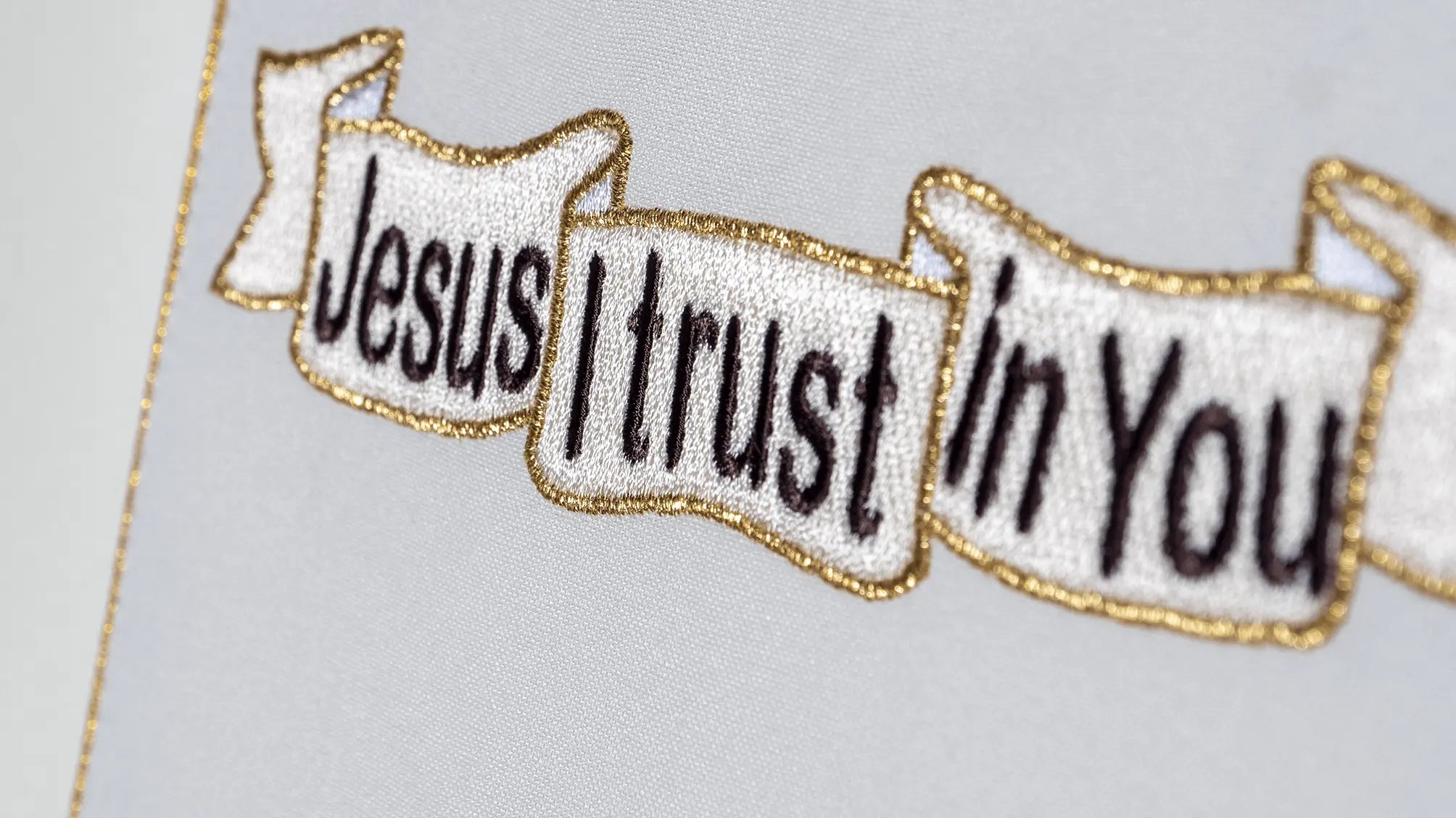 Casula bordada com Jesus Misericordioso e IHS em cru