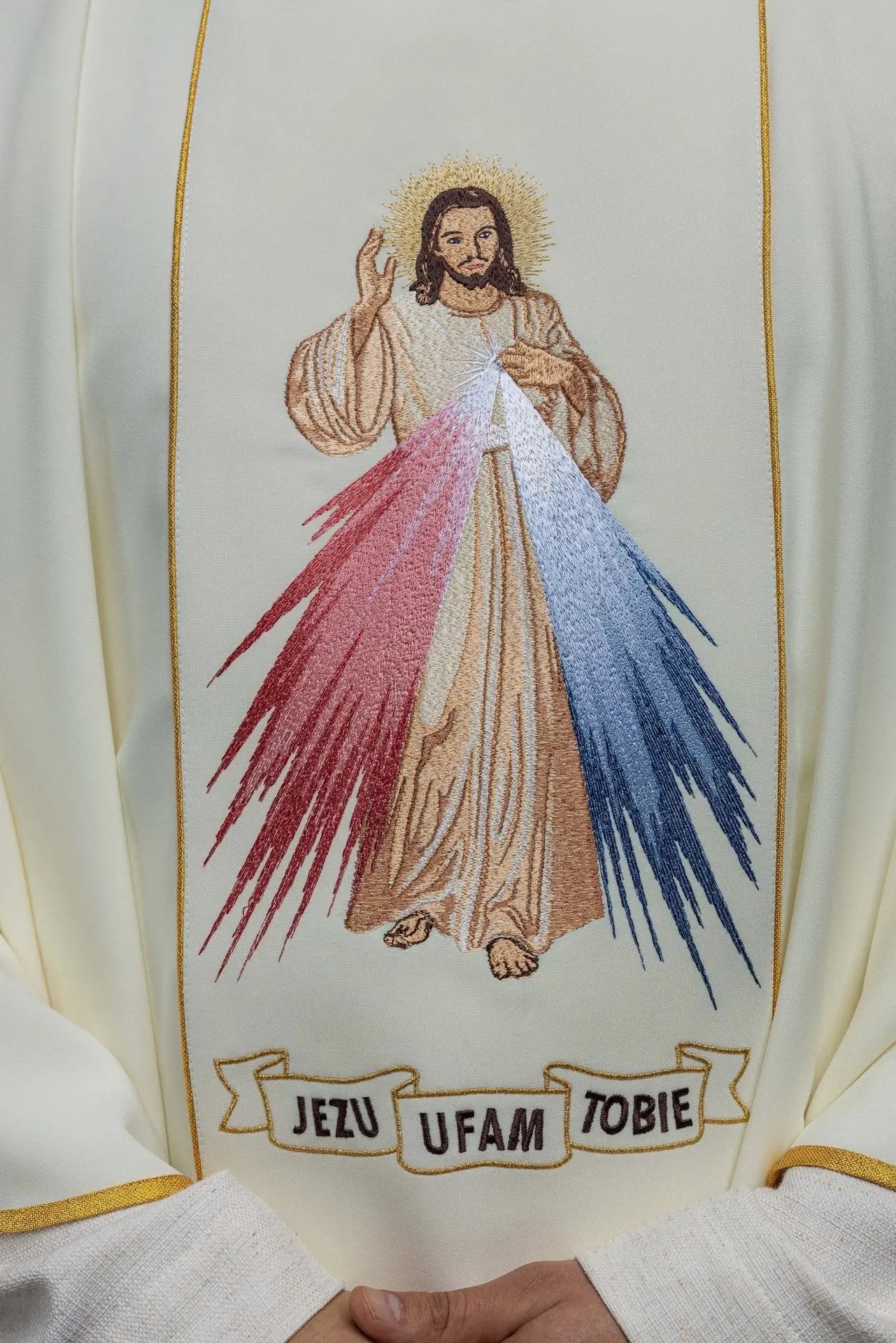 Casula bordada com Jesus Misericordioso e IHS em cru