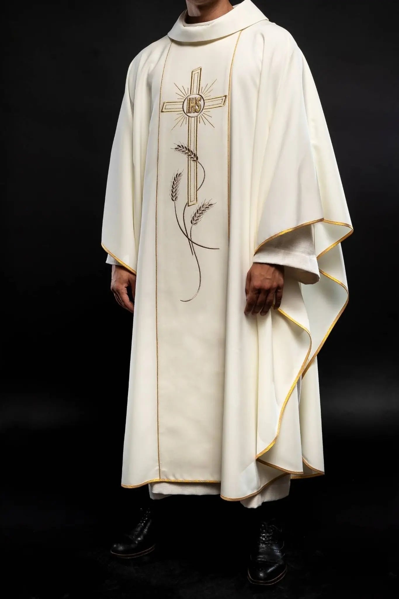 Embroidered chasuble Cross with IHS symbol ecru