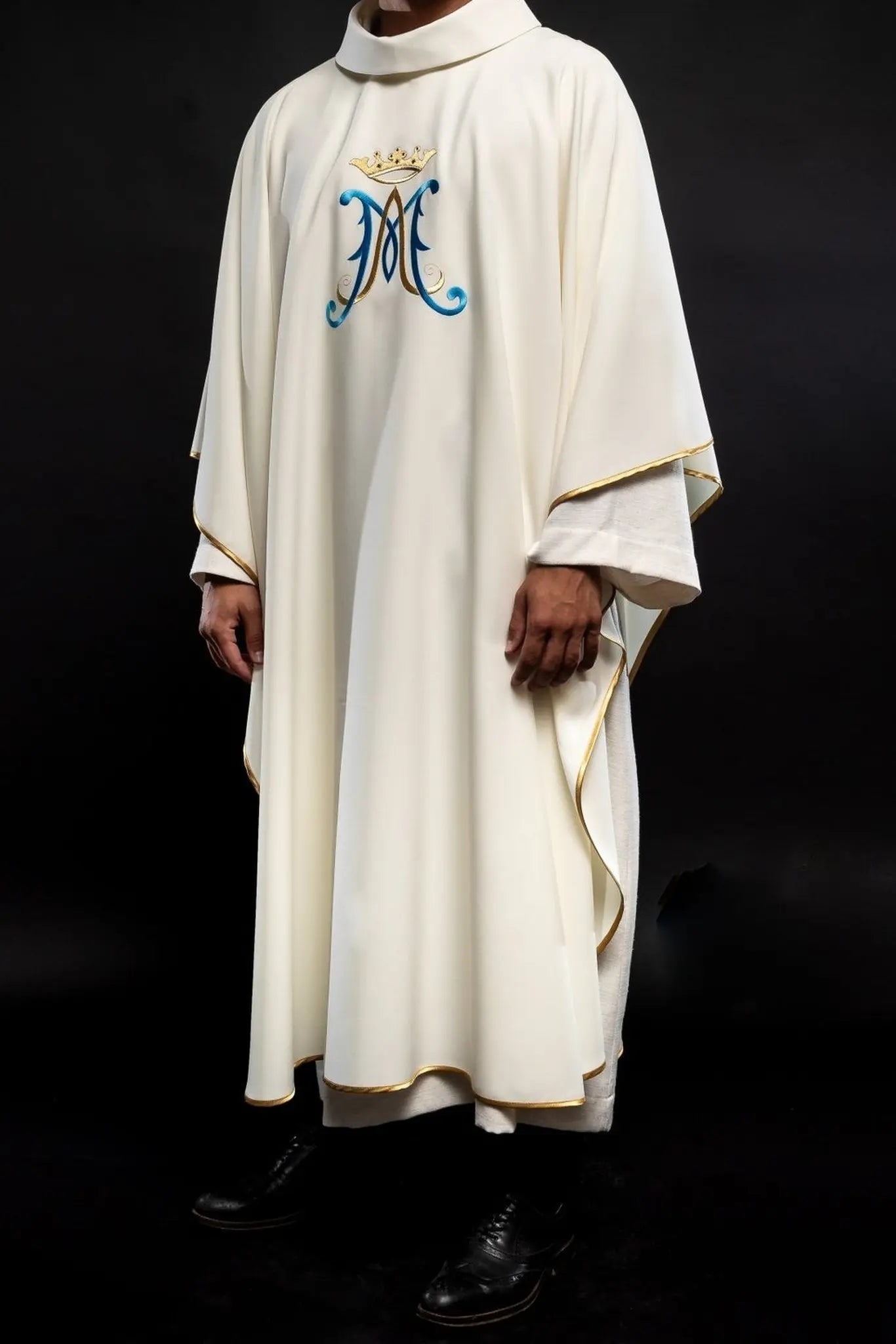 Embroidered chasuble with Marian motif ecru