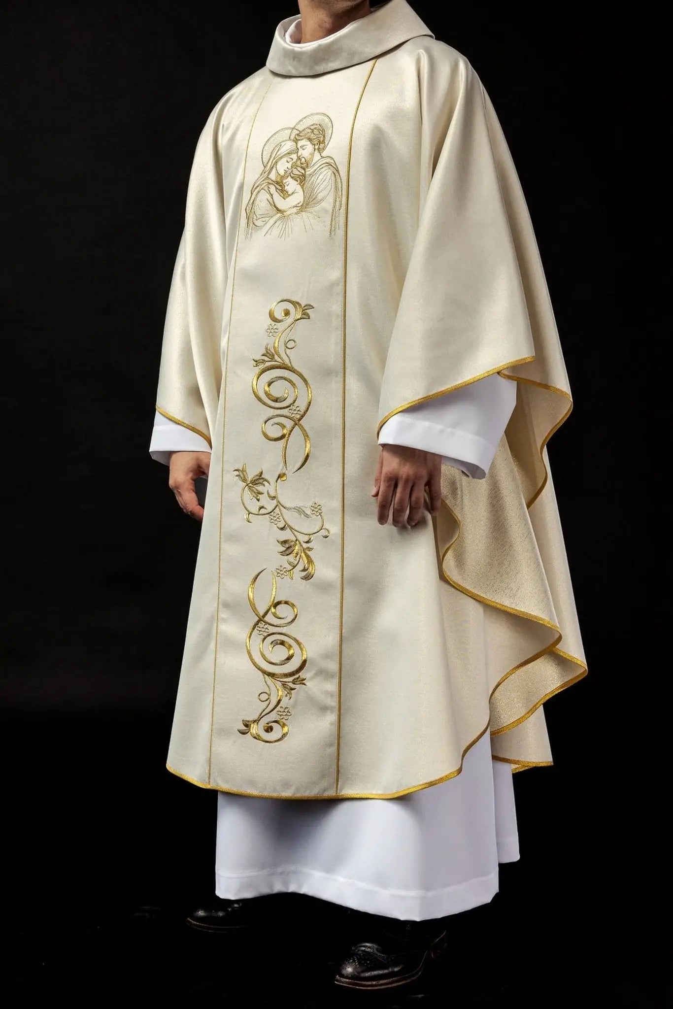 Embroidered chasuble for Christmas with the image of the Holy Family