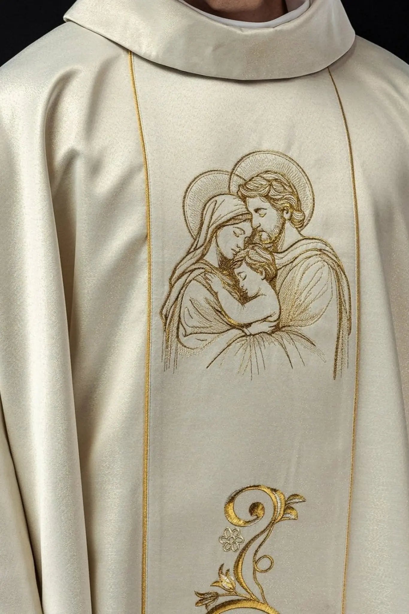 Embroidered chasuble for Christmas with the image of the Holy Family