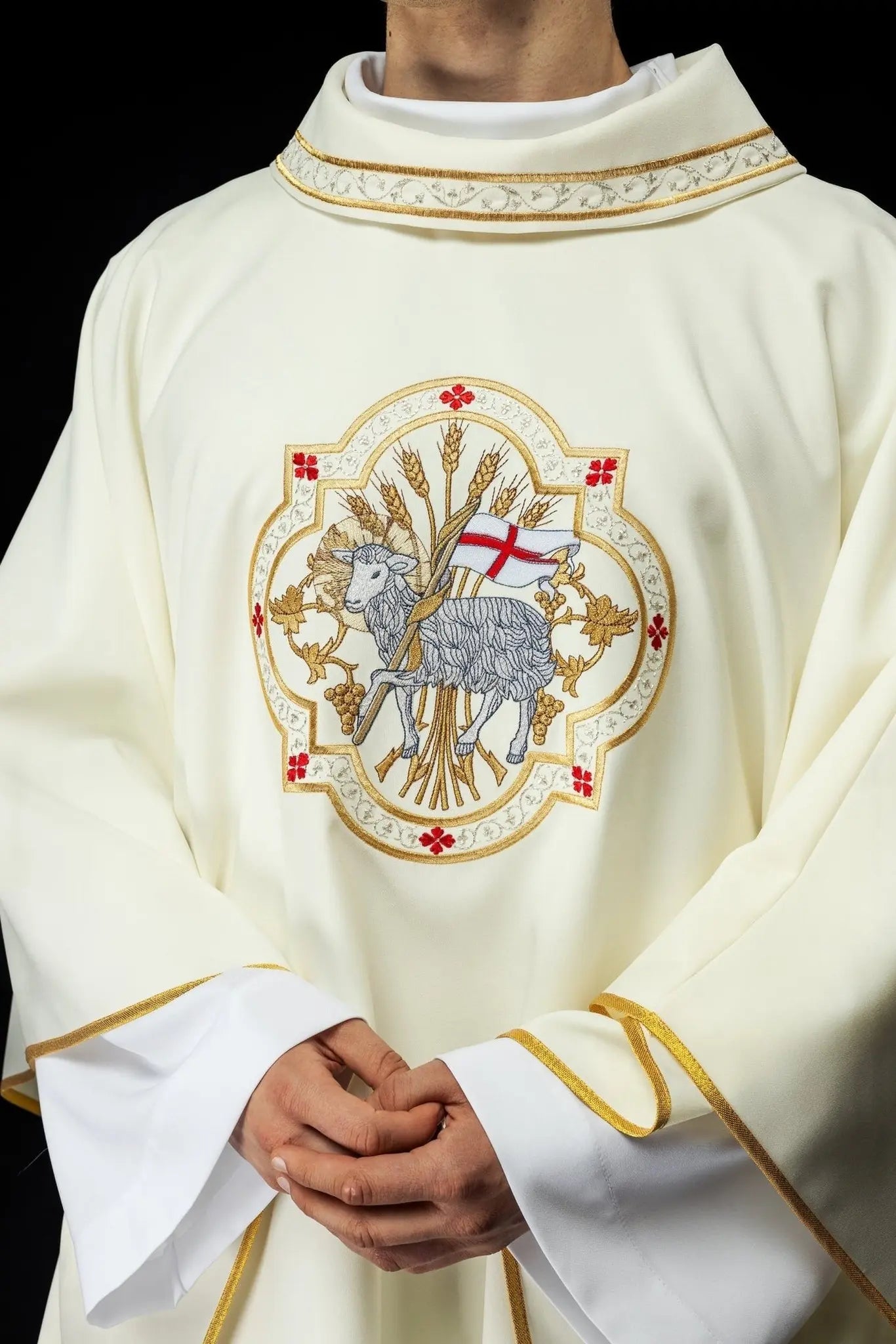 Embroidered chasuble with lamb motif in ecru color