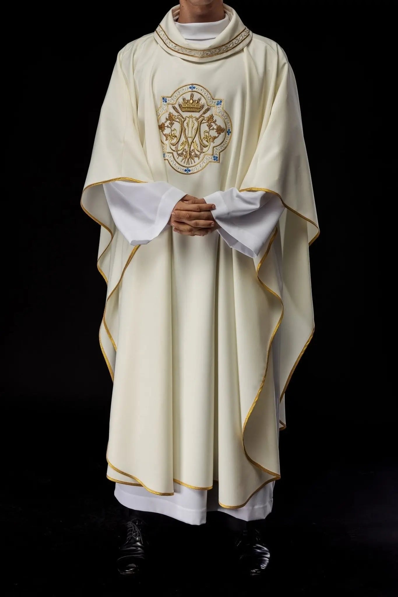 Embroidered chasuble with Marian motif ecru