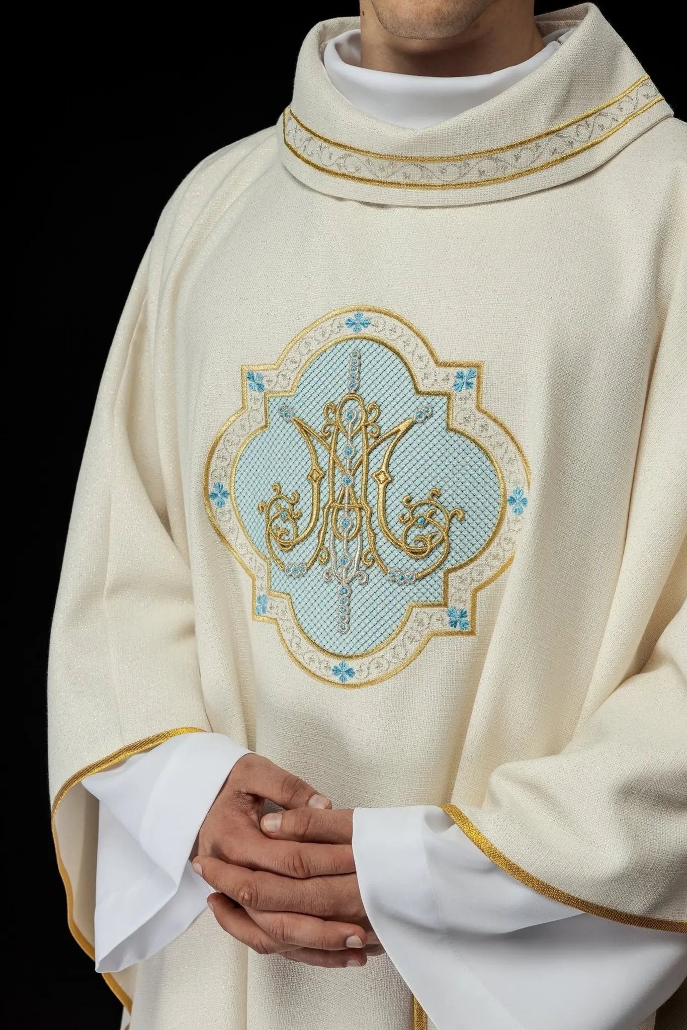 Embroidered chasuble with Marian motif ecru