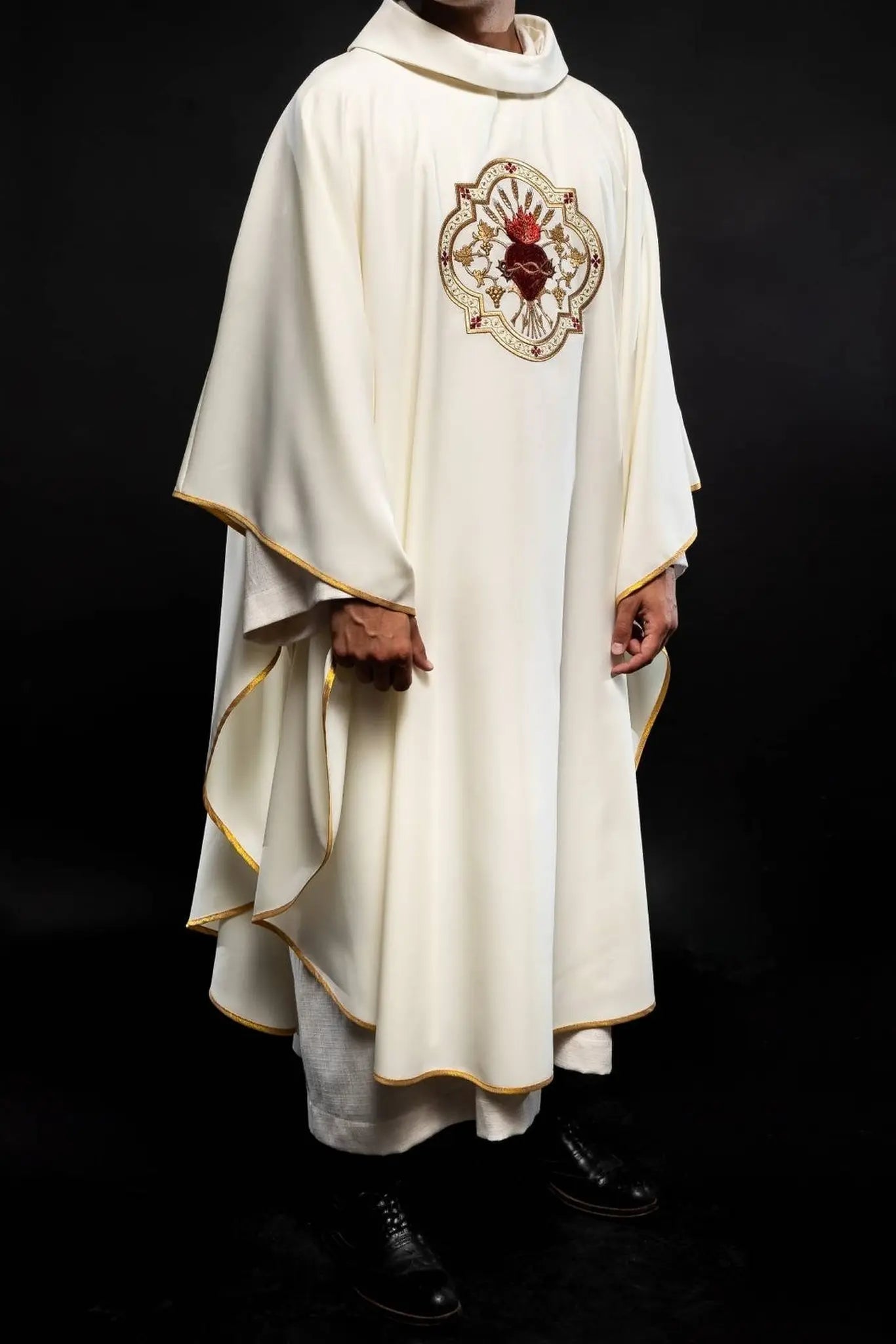 Embroidered chasuble with the motif of the Heart of Jesus and the Eucharistic cup