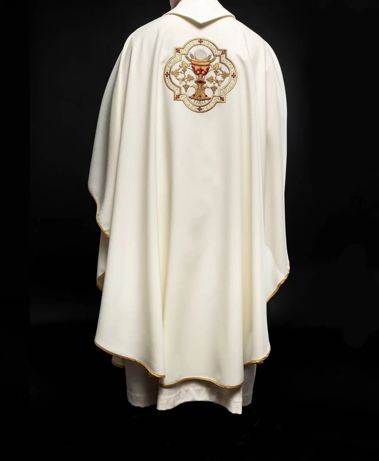 Embroidered chasuble with the motif of the Heart of Jesus and the Eucharistic cup