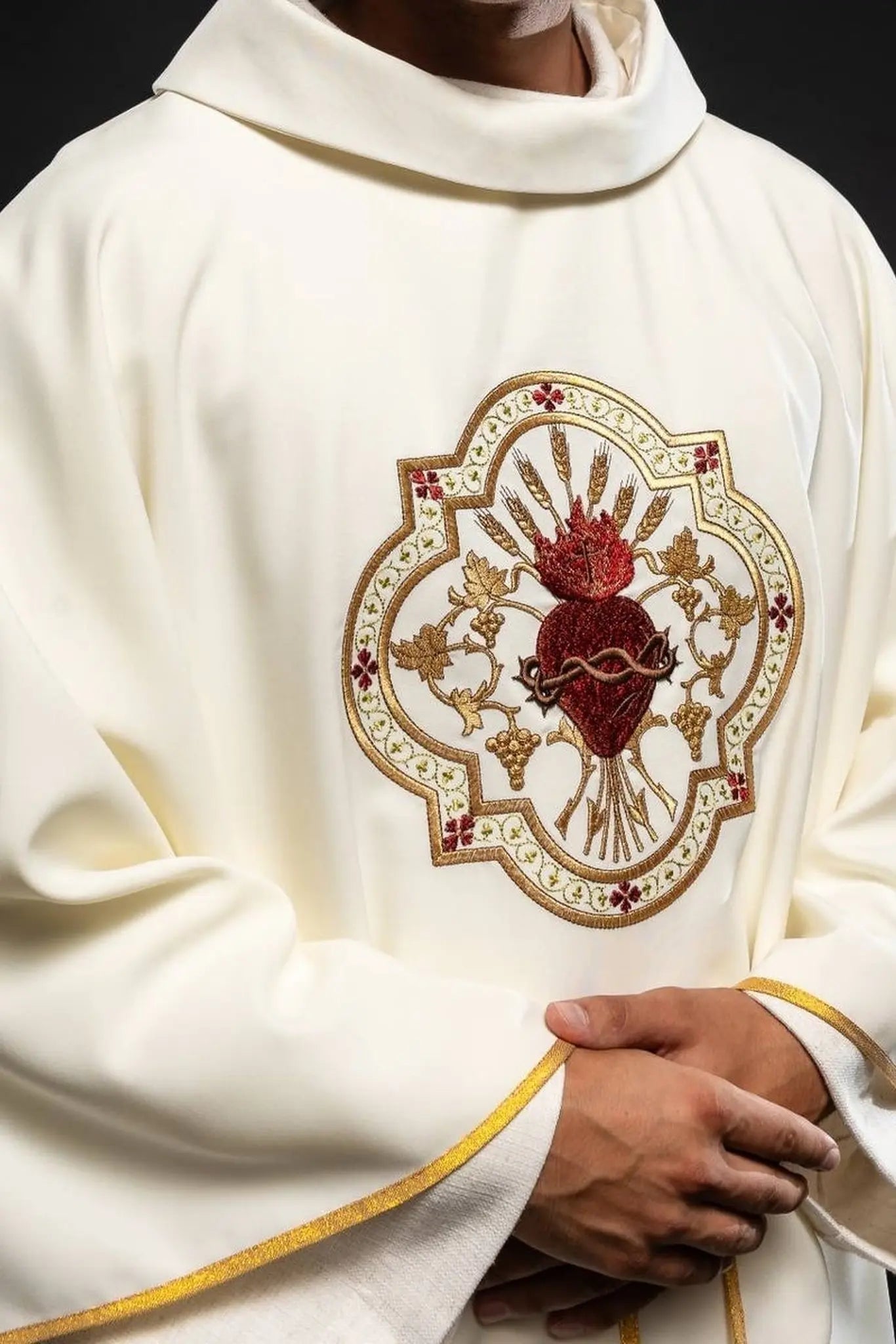 Embroidered chasuble with the motif of the Heart of Jesus and the Eucharistic cup