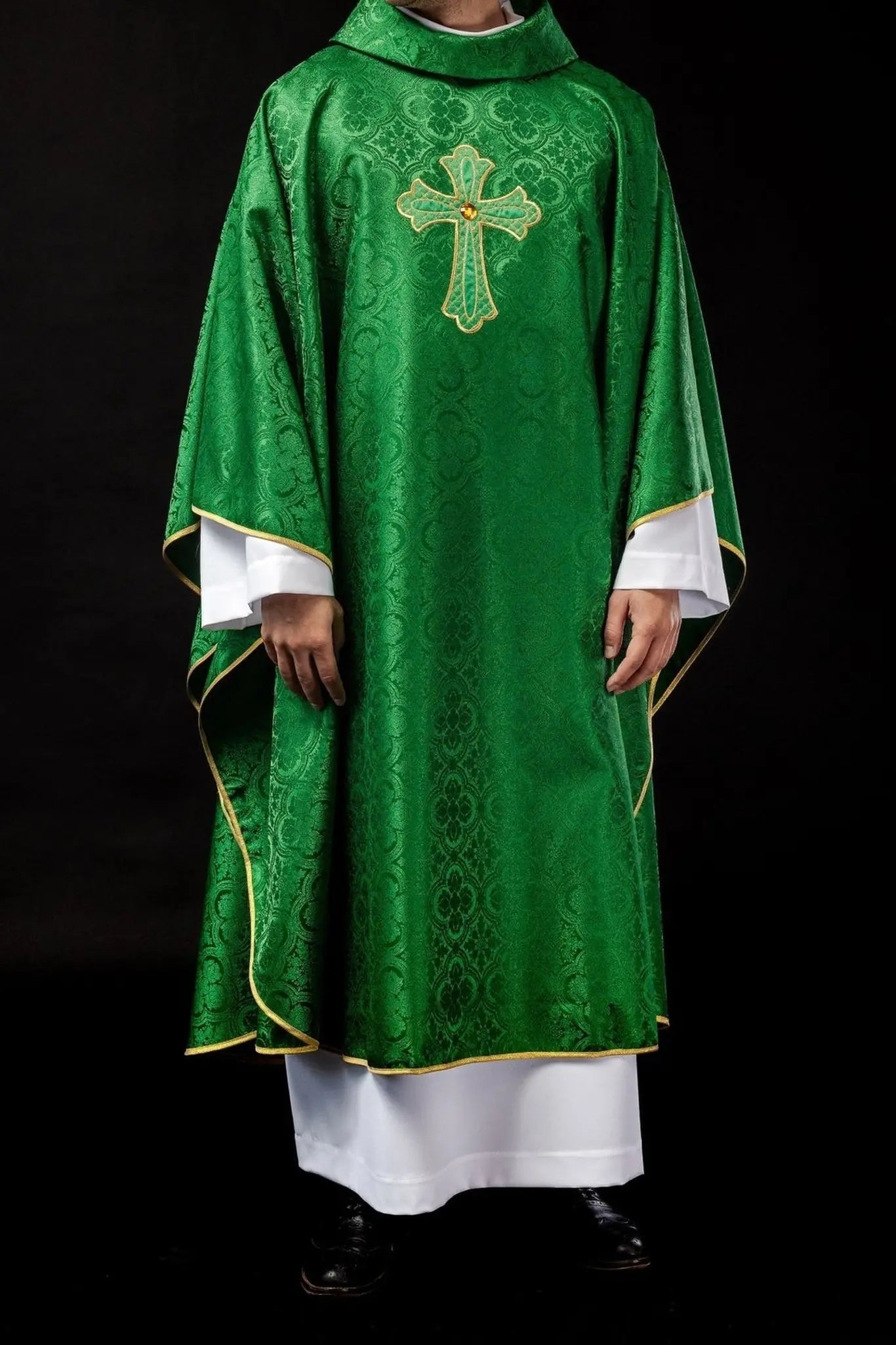 Embroidered chasuble with symbol of the cross Green