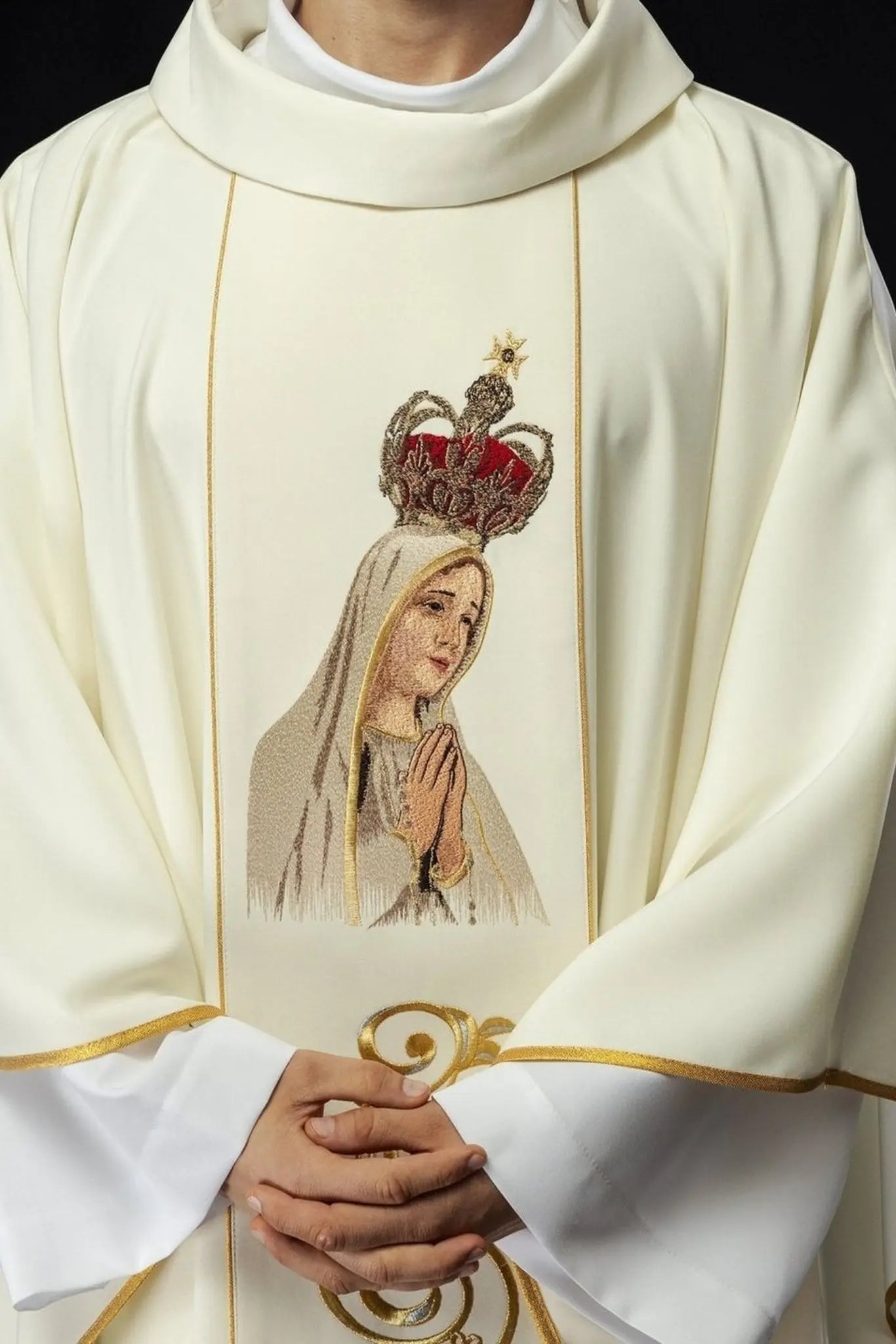 Embroidered chasuble with the image of Our Lady of Fatima