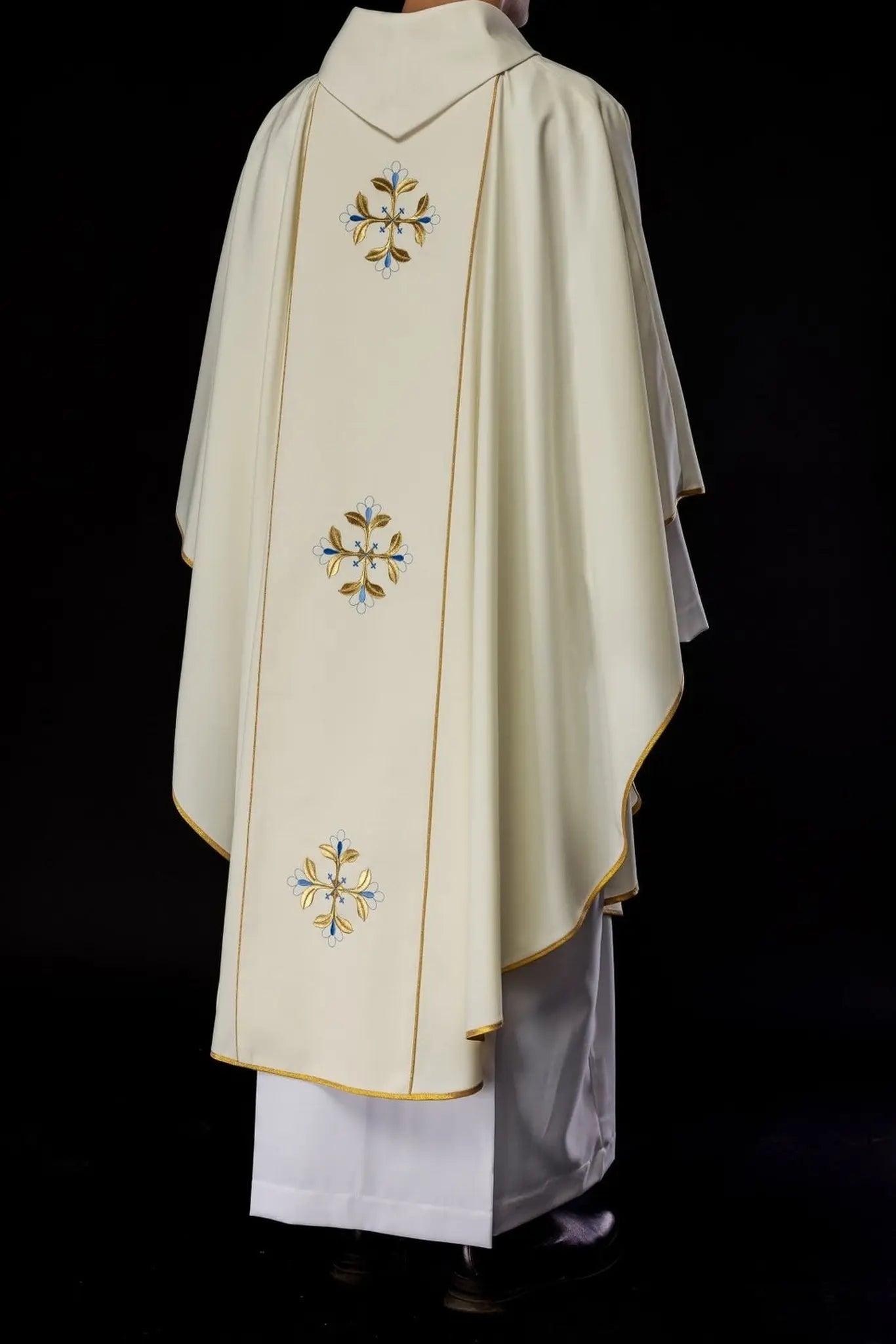 Embroidered chasuble with the image of Our Lady Immaculate