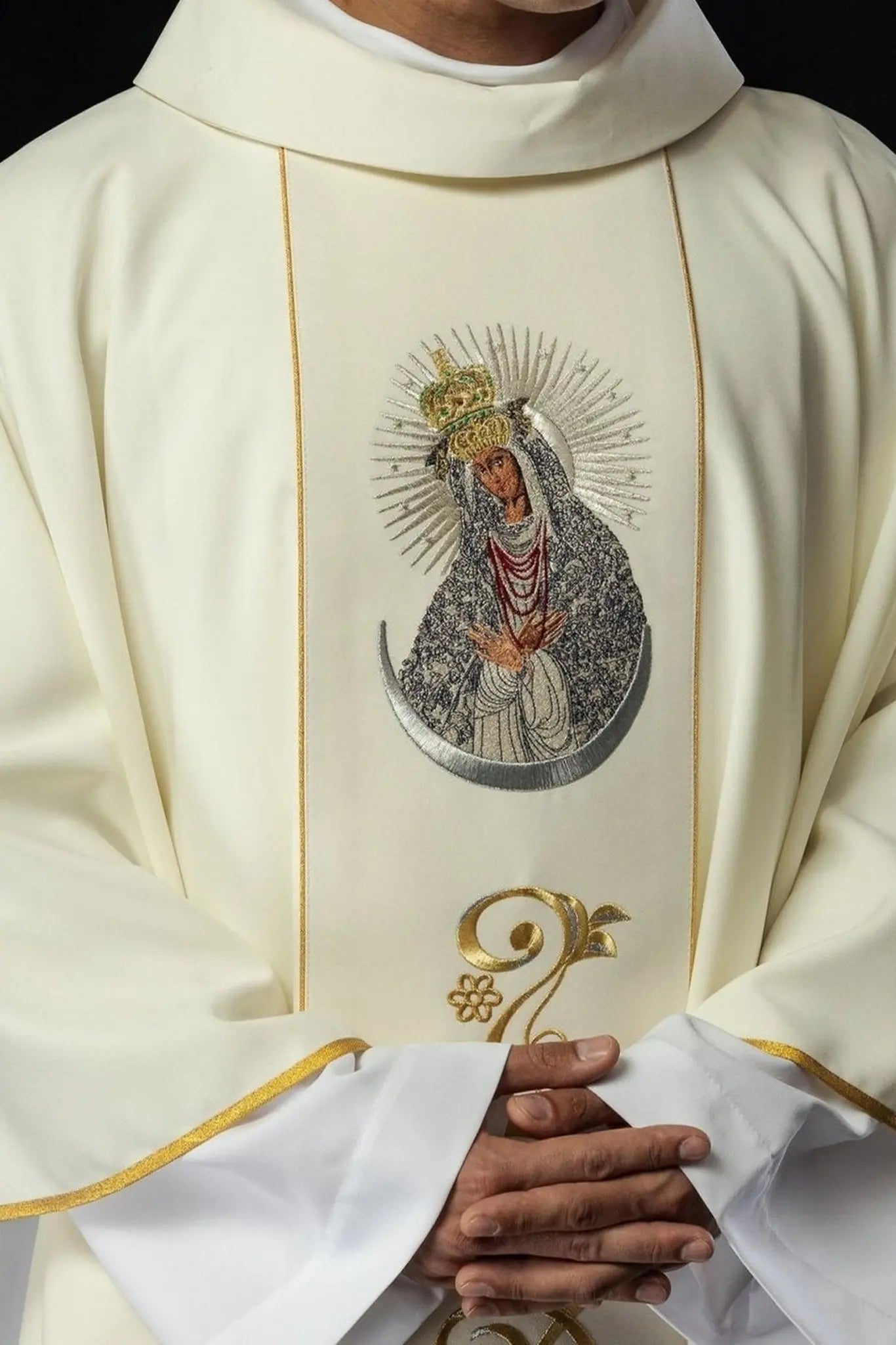 Embroidered chasuble with the image of Our Lady of the Dawn Gate