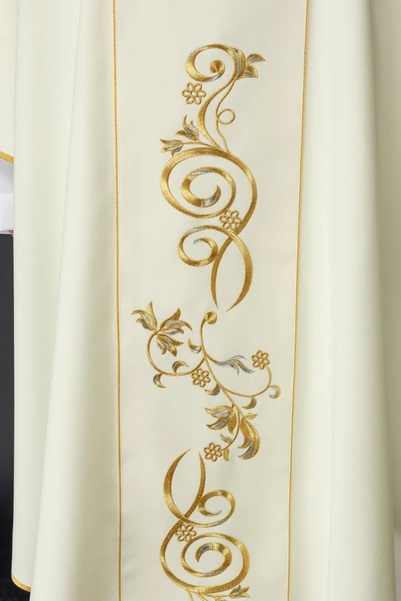 Embroidered chasuble with an image of the Heart of Mary