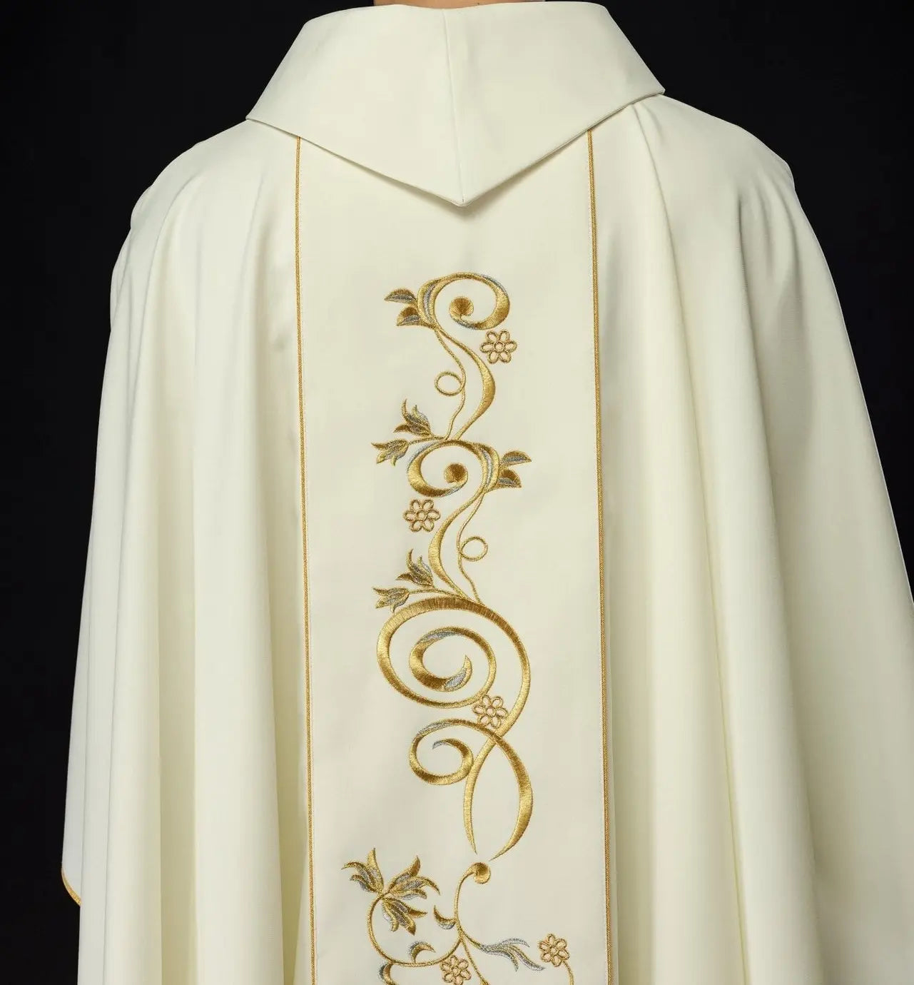 Embroidered chasuble with an image of the Heart of Mary