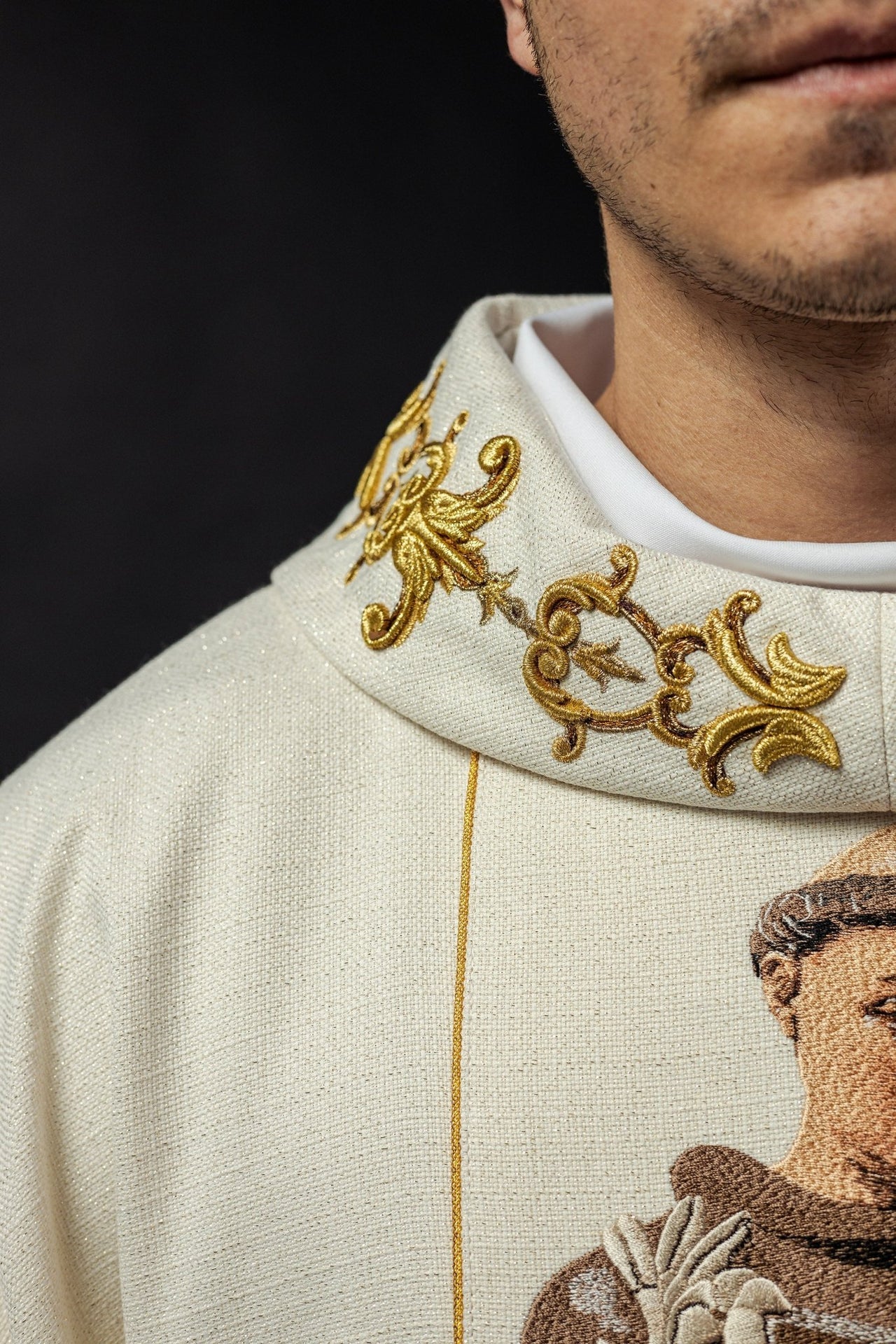 Ornat haftowany z wizerunkiem Świętego Antoniego