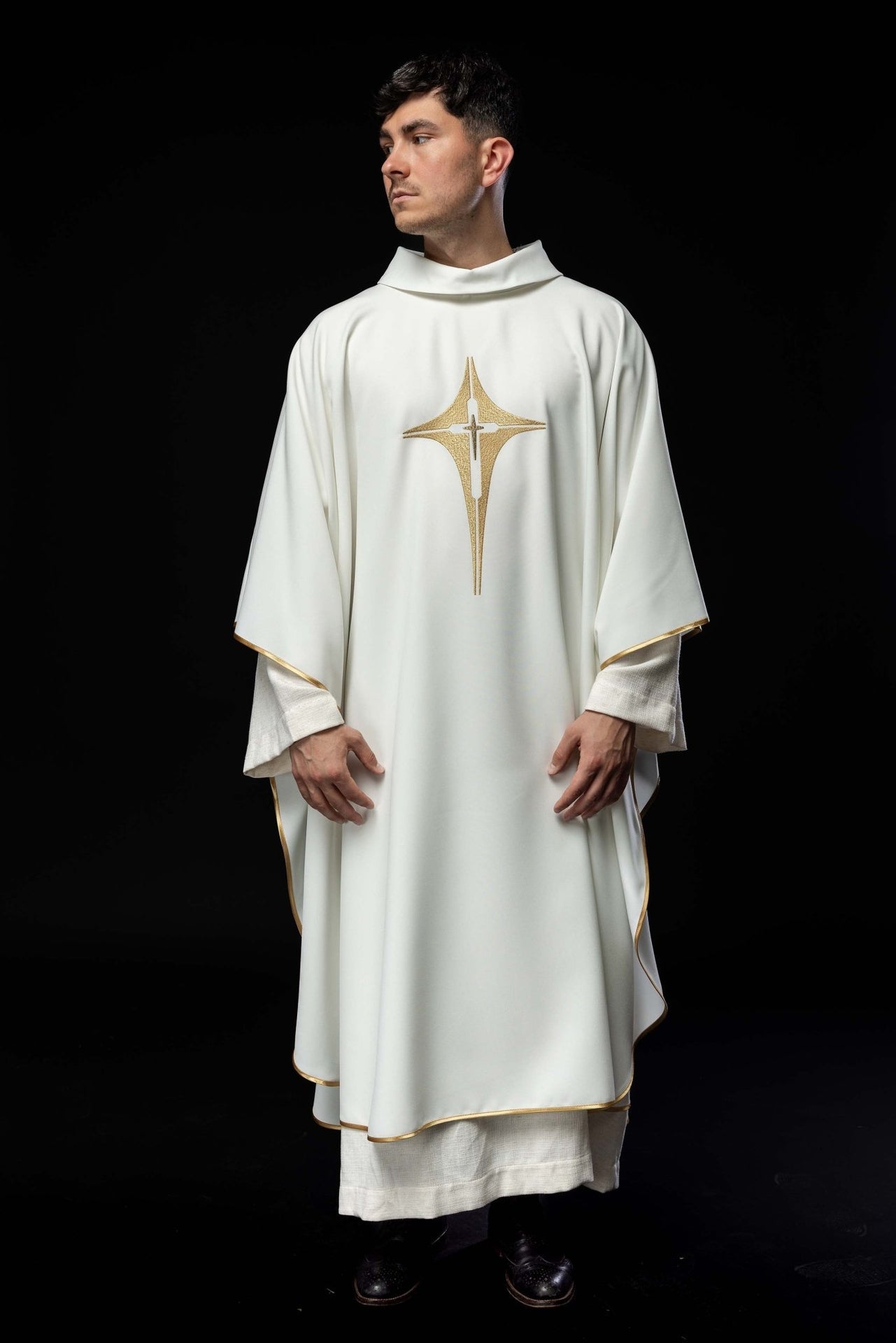 Ornat haftowany z wzorem krzyża