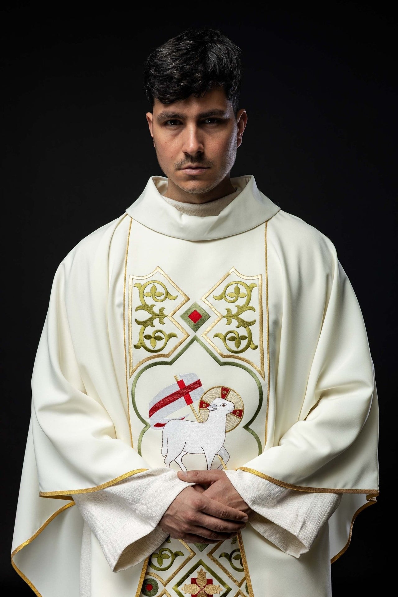 Ornat haftowany ze wzorem baranka w kolorze ecru