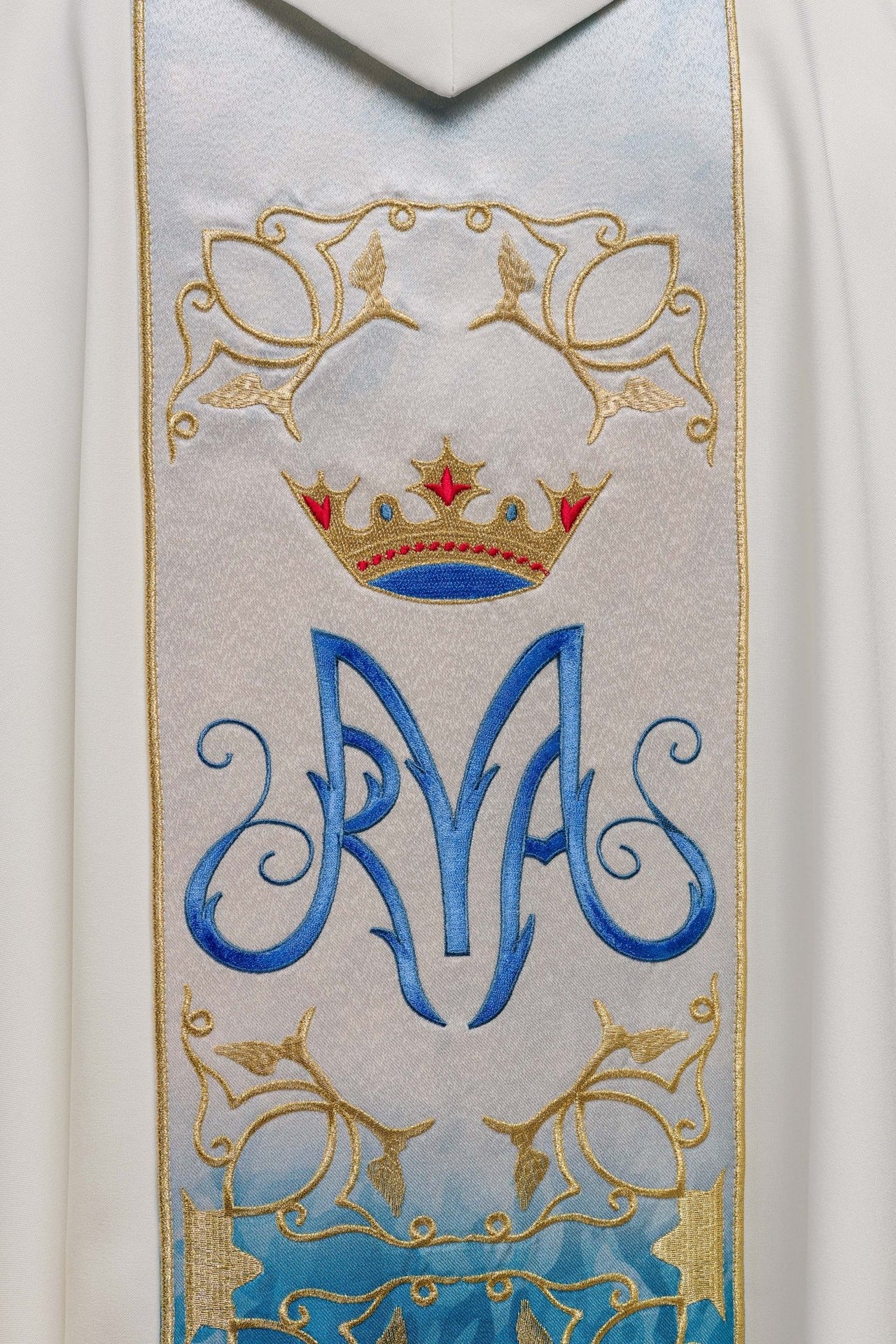 Ornat liturgiczny Maryjny z pasem haftowanym i sublimowanym w kolorze ecru