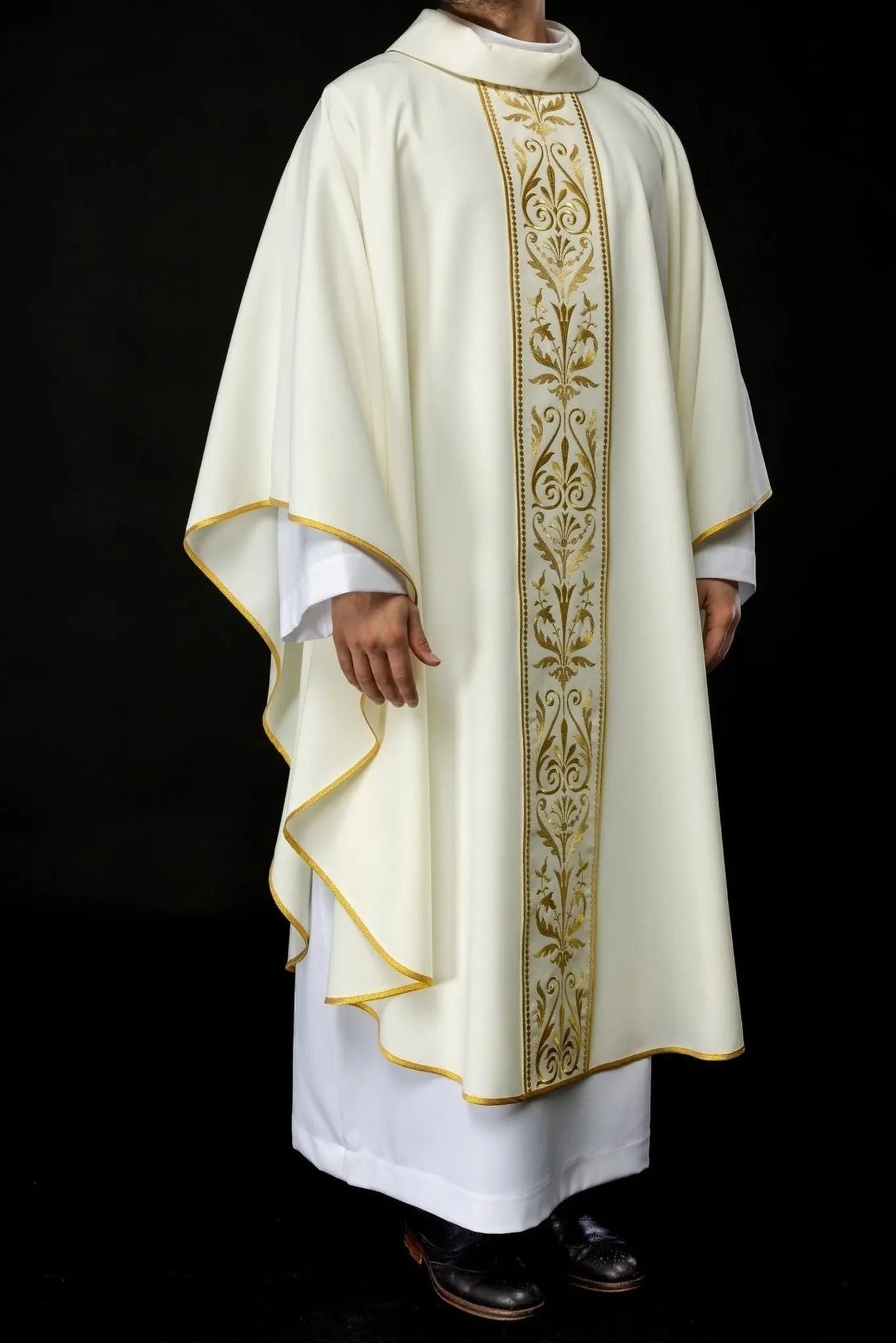 Liturgical chasuble with embroidered belt in ecru