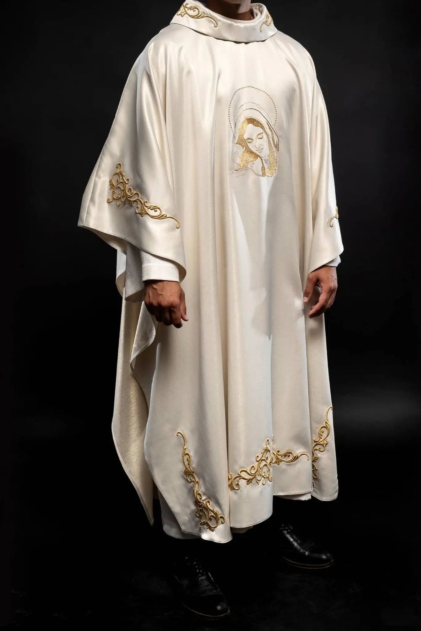 Liturgical chasuble with the image of Our Lady of Hugs