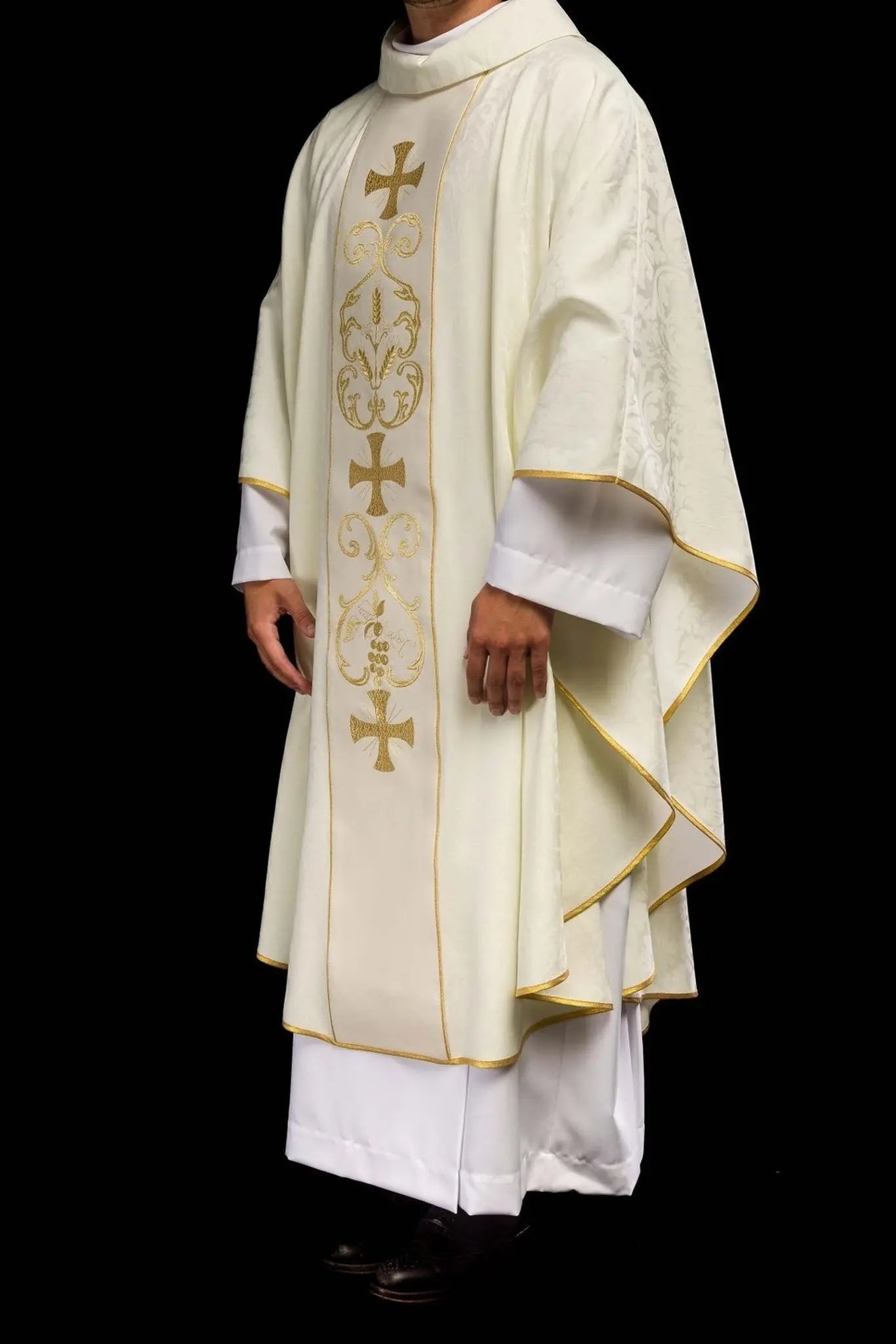Liturgical chasuble with decorated belt