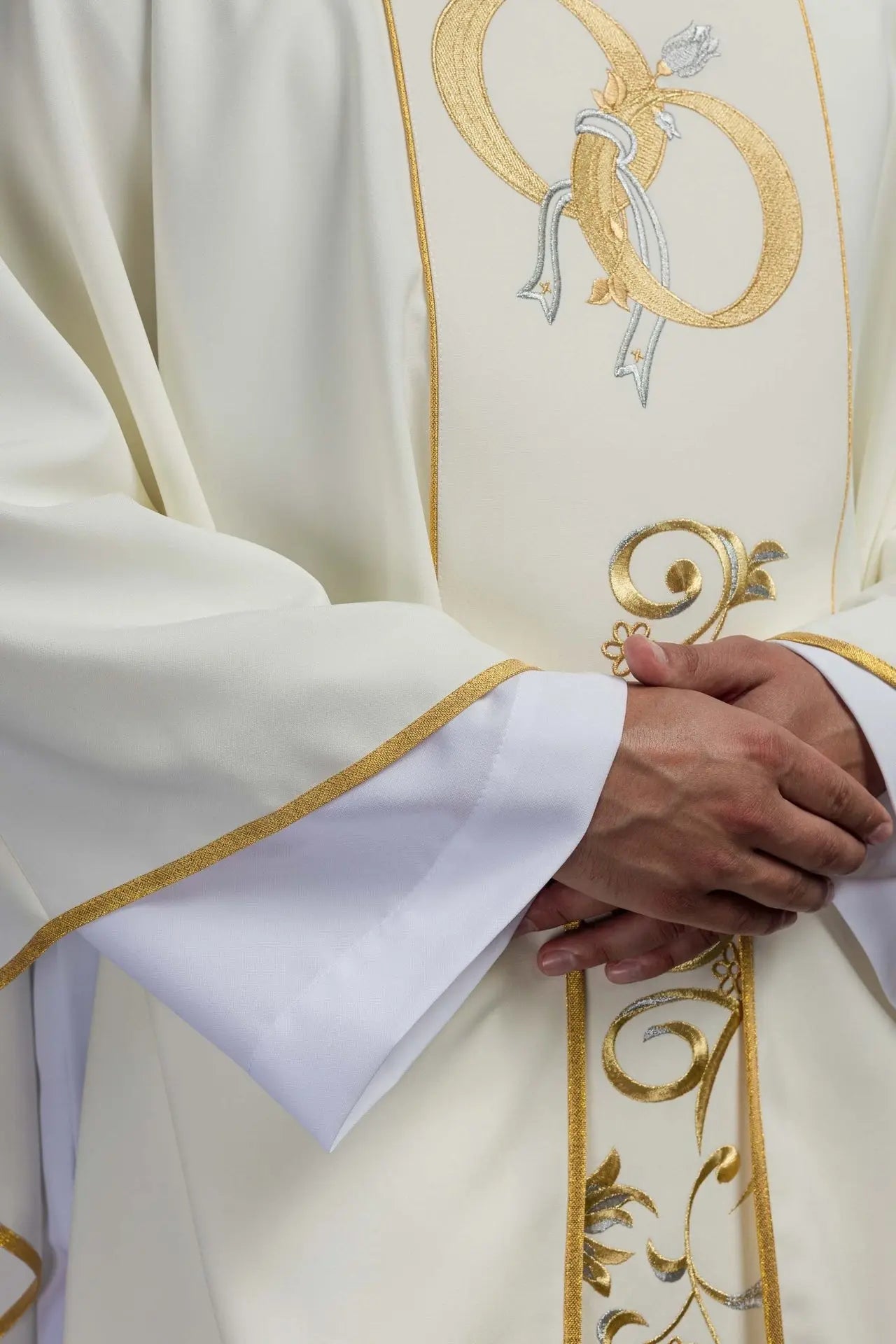 Wedding chasuble with wedding rings in ecru