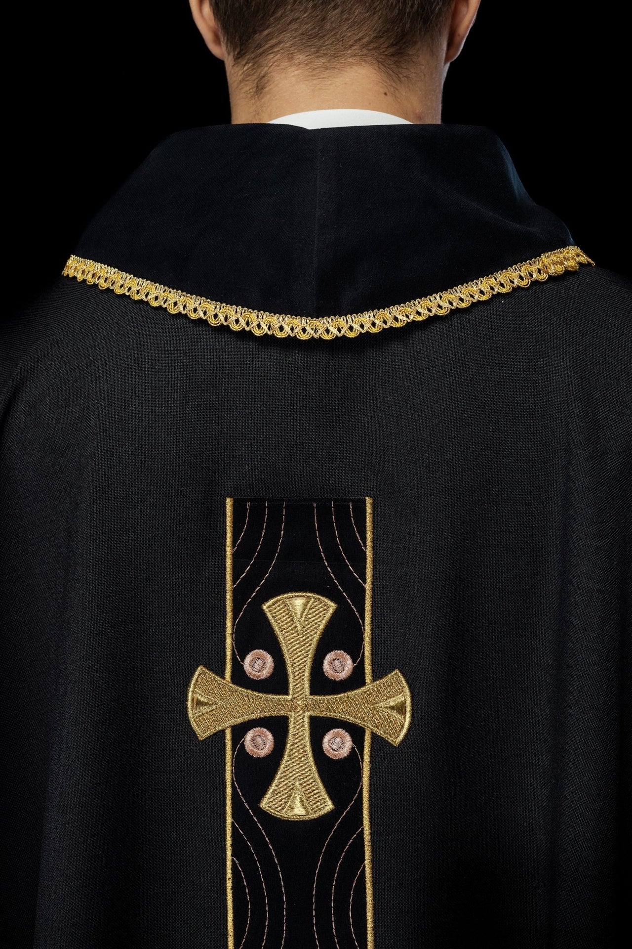 Ornat w haftowane złote krzyże i lamówkę na kołnierzu w kolorze czarnym