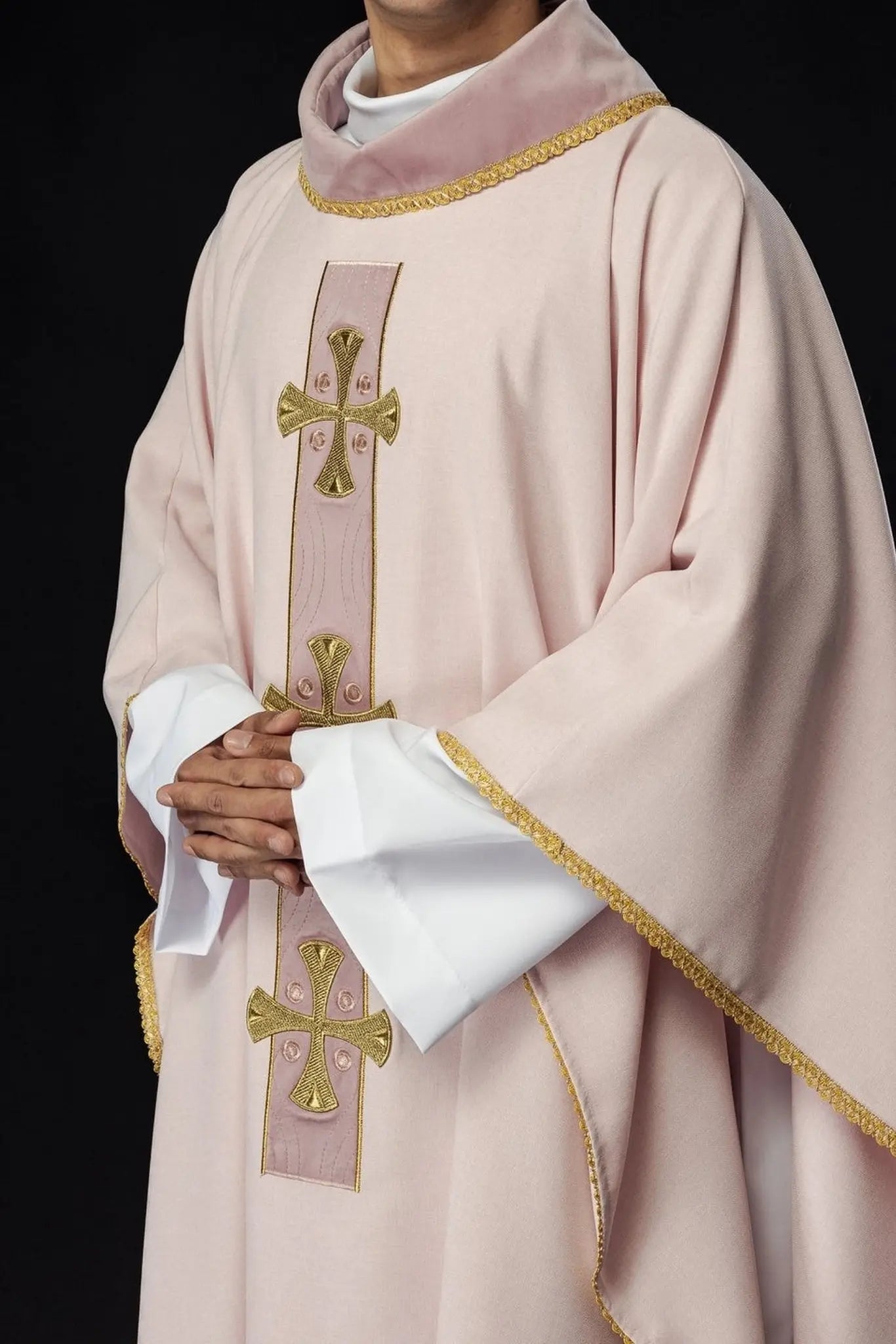 Chasuble in embroidered gold crosses and piping on collar in pink color