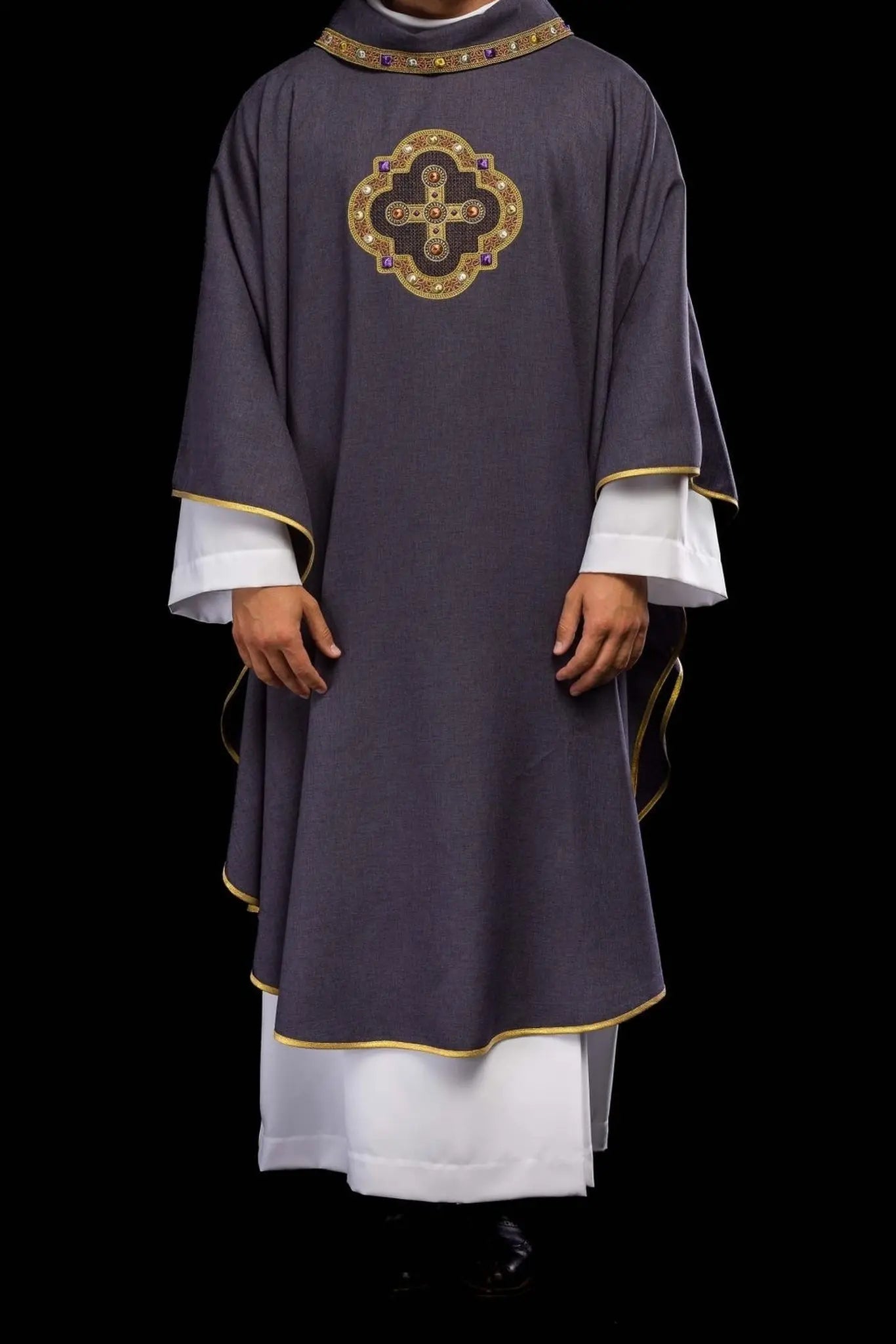 Chasuble in purple with embroidered piping on the collar and around the embroidery of the cross
