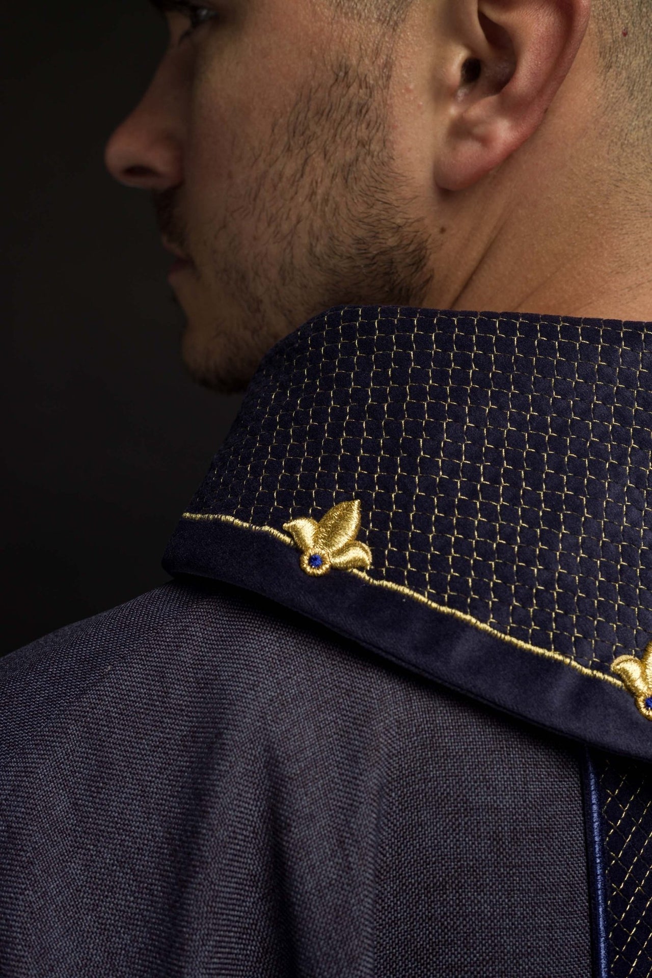 Ornat z aksamitnym fioletowym pasem i haftem krzyży