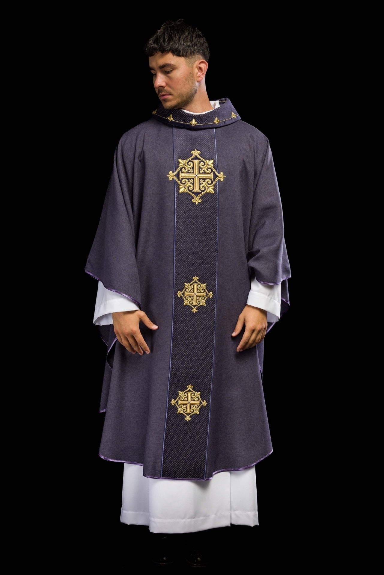 Ornat z aksamitnym fioletowym pasem i haftem krzyży