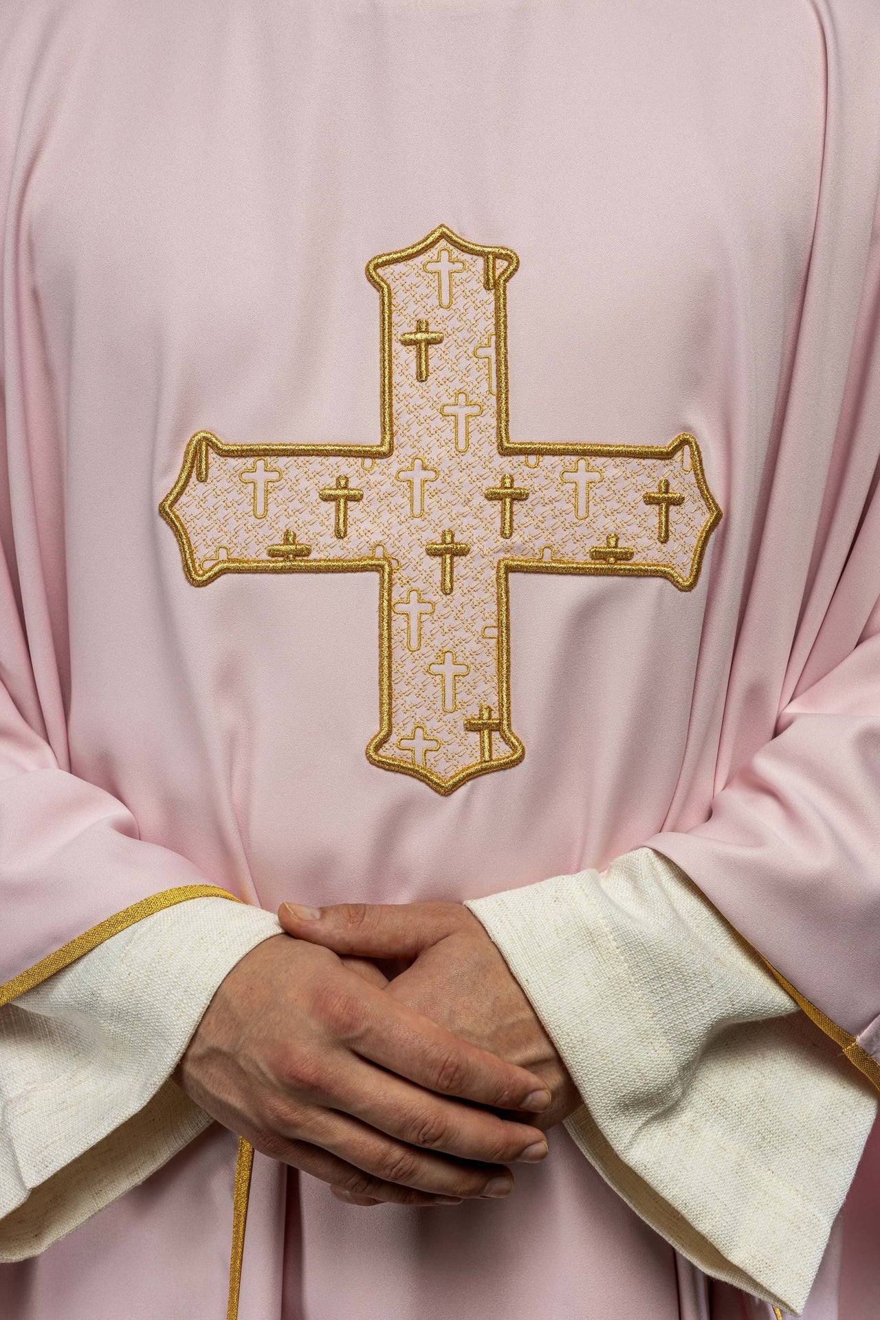 Ornat z bogato haftowanym krzyżem i kołnierzem w kolorze różowym