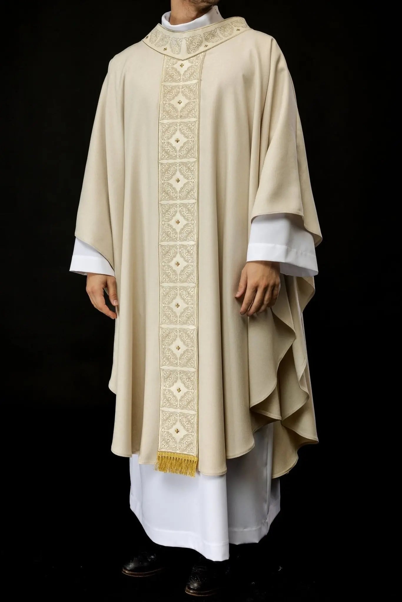 Chasuble with richly embroidered belt and collar in ecru color