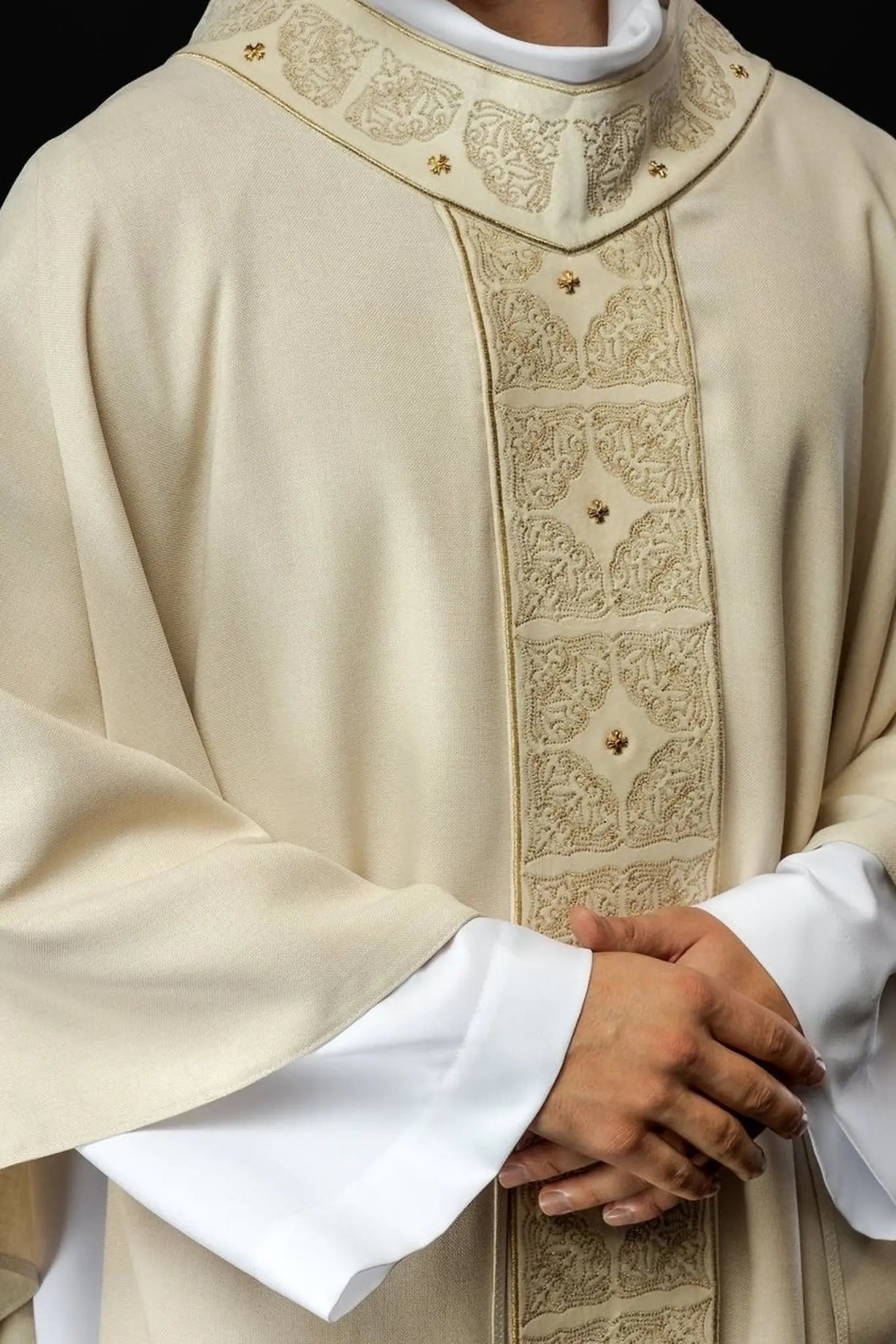 Chasuble with richly embroidered belt and collar in ecru color