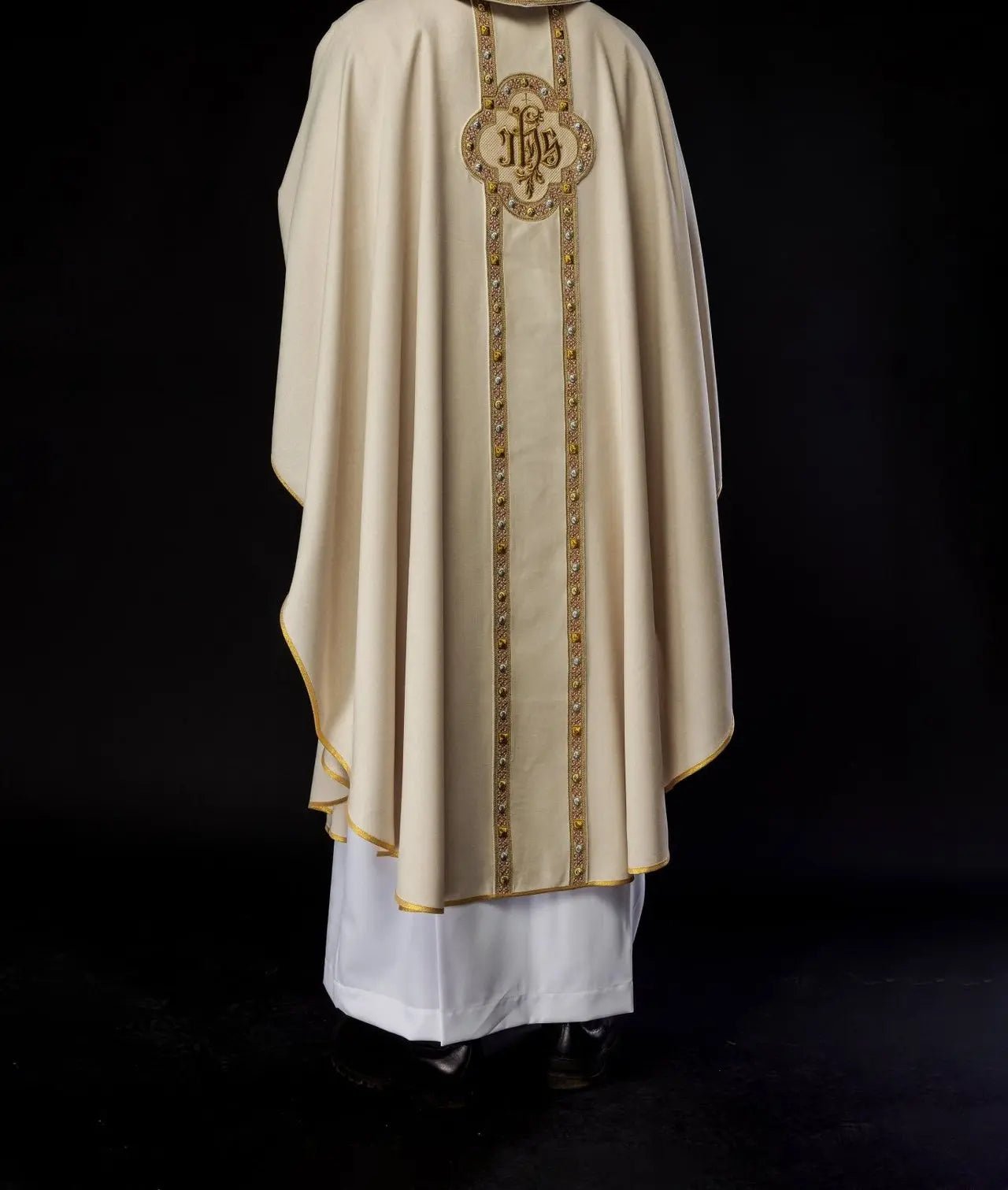 Chasuble with richly embroidered belt and piping around IHS embroidery and collar in ecru color