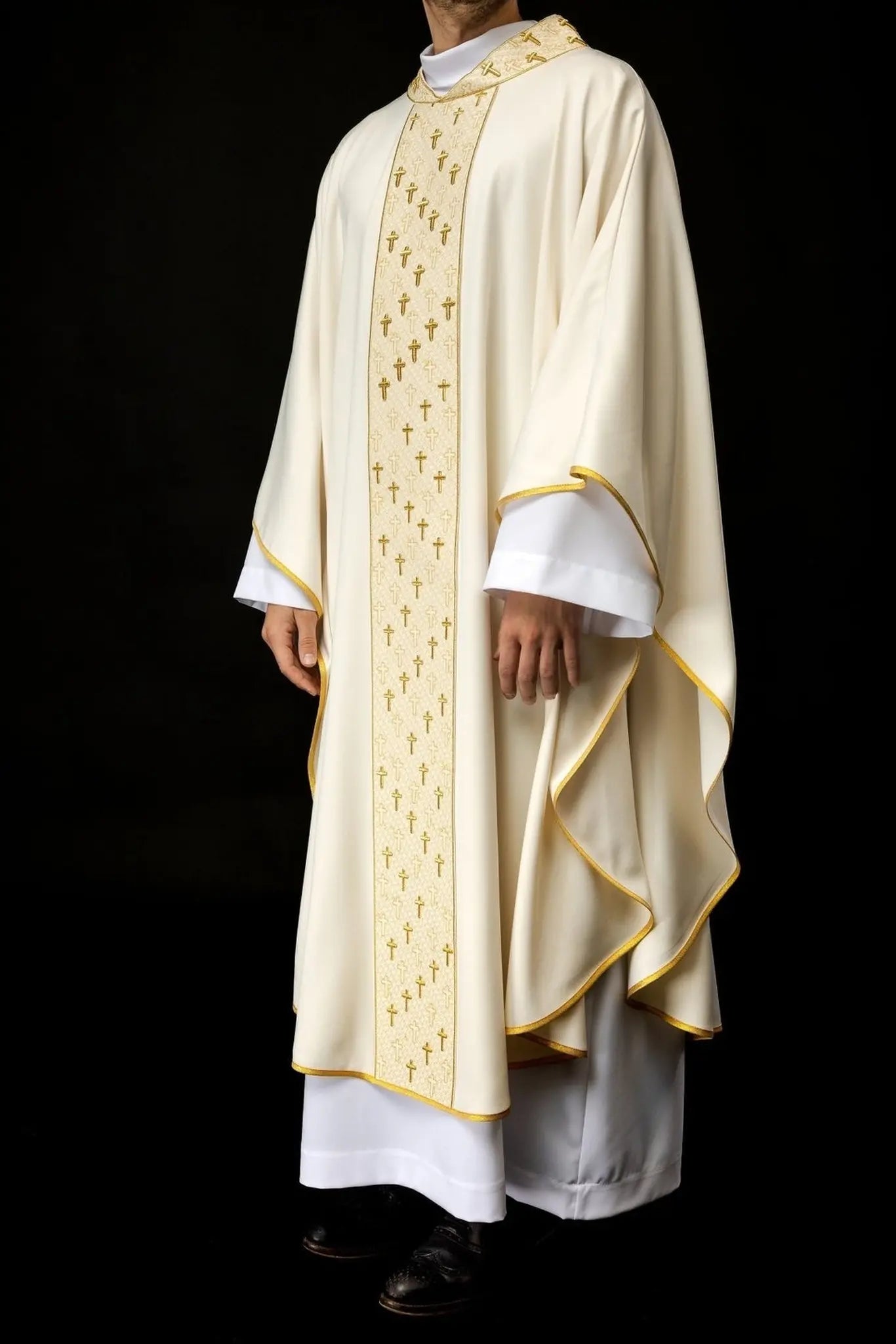 Chasuble with richly embroidered belt with crosses in ecru color