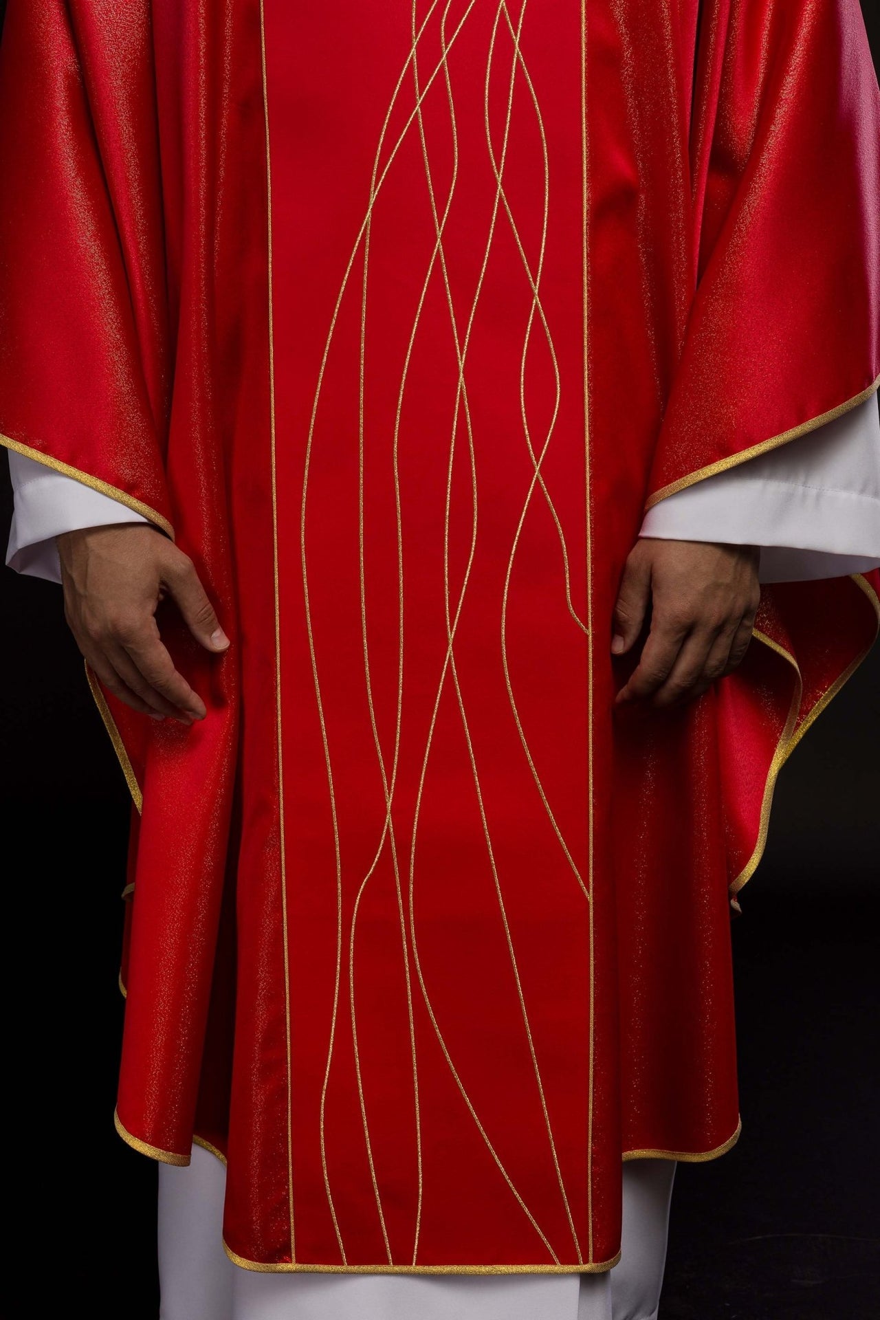 Ornat z Duchem Świętym z błyszczącej tkaniny bogato haftowany w kolorze czerwonym