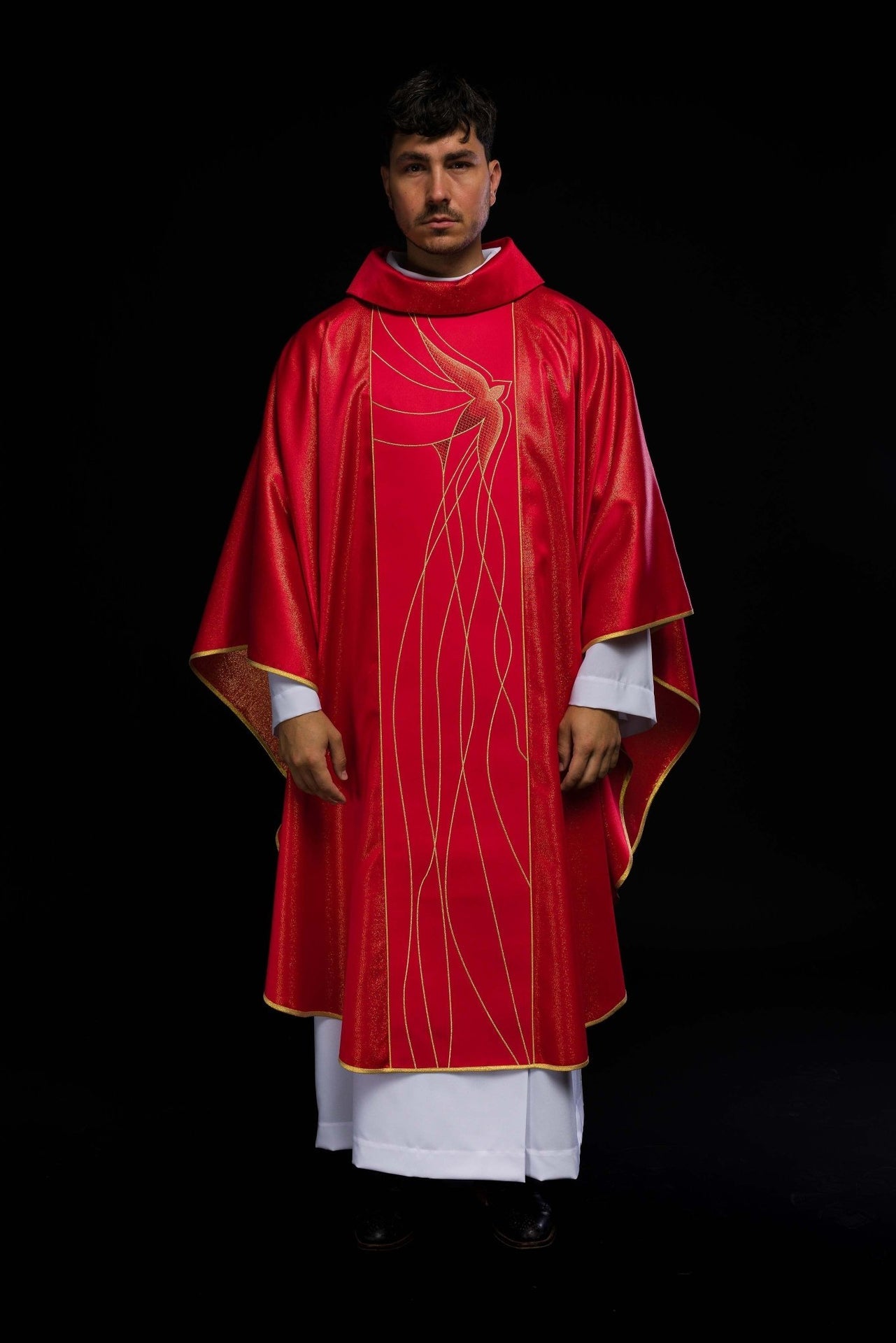 Ornat z Duchem Świętym z błyszczącej tkaniny bogato haftowany w kolorze czerwonym