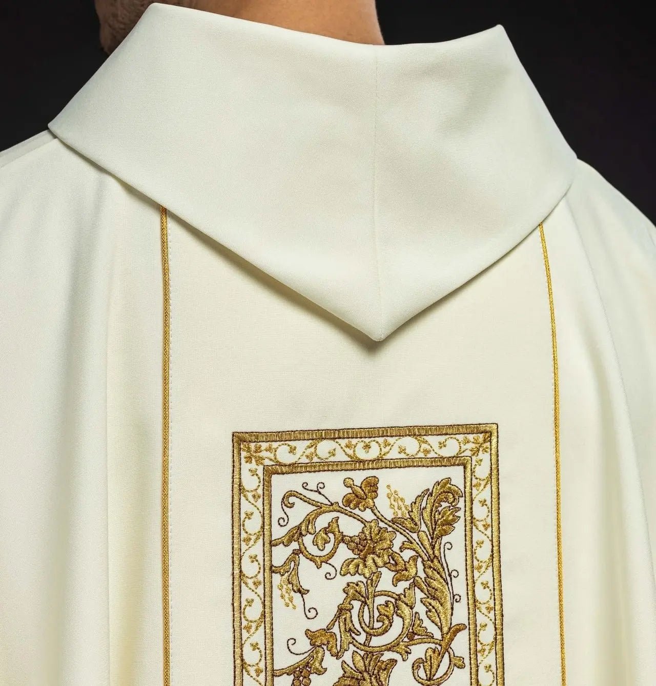 Chasuble with embroidery of the Eucharistic chalice in ecru