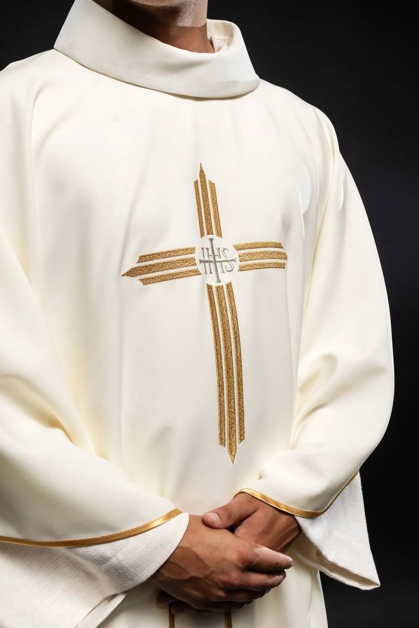 Casula com bordado da Cruz e IHS em cru
