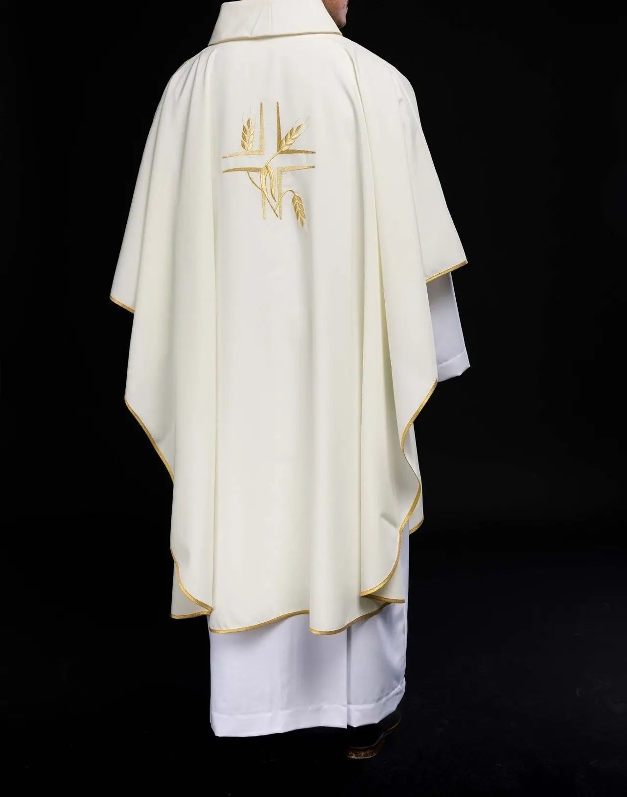 Chasuble with embroidery of the Cross in ecru